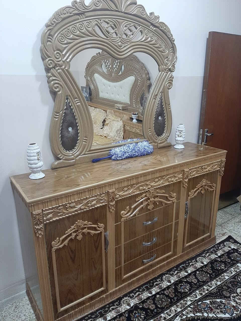 للبيع نظيفه مثل ماواضح سبب البيع ماترهم يمي لين تحولت لبيت اصغر سعرها مليون وربع وبيها مجال الغرفه مابيها اي عيب ***********
