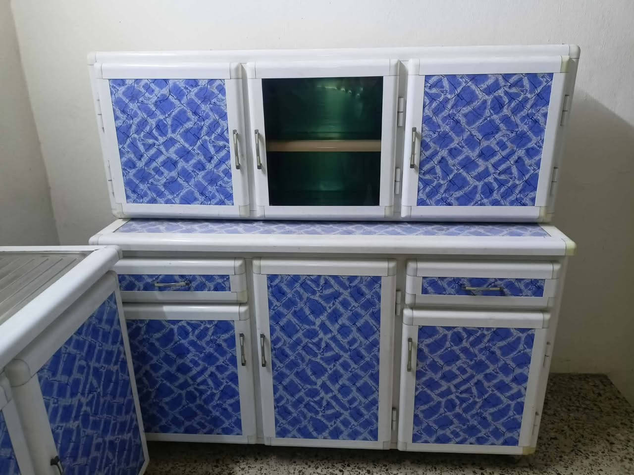 كاونترات للبيع ثلاث قطع نضاف فقط بيهم كسر مصلح وموضح بالصور للاستفسار الاتصال على الرقم ***********
