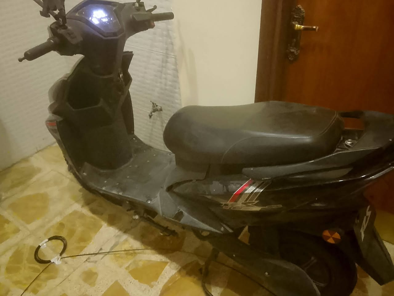 دراجة شحن شكل سكنس دراجة ماخذهة ب ٩٥٠ قبل سنة كلش مرتبة مبدل يطاريات اصلي ب ٢٥٠ قبل شهرين طبعا دراجة سويت بيهة حادث وتركتهة و الملف مالتهة اعتقد بي شي او ال وايرات ماعرف شنو بينة صراحة ابيعهة هيج تراب ب ٣٠٠الف التفيدة قبل لا تعطل جانت كلش مرتبة ٦ باتري و تمشي مسافات طويلة هم يعني من دورة الباب شرجي وترجعني هم وبيهة شحن تمشي ٧٠ كيلو ٦٠ كيلو وعندكم التاير يحتاج تبديل امامي فقط و كلوبات محتركة او بل ويارات ماعرف مهم سعر ٣٠٠ مكاني دورة تجي للبيت تشوفهة وتفحصهة 
رقمي ***********
