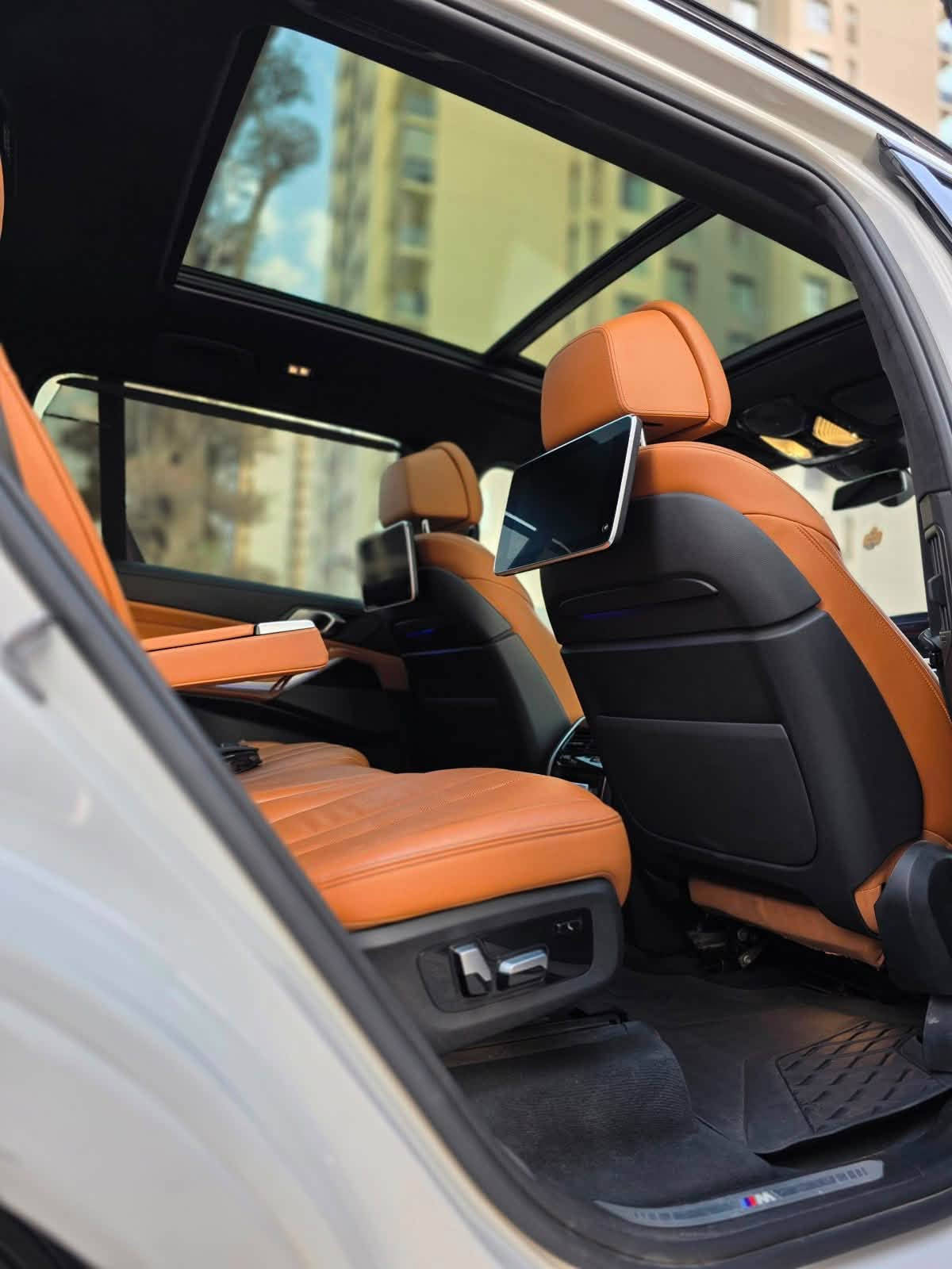 السلام عليكم 
للبيع 
BMW X7 xDrive50i V8
M Sport Package
وكالة العروش ضمان  مكفوله من الضربه والصبغ فقط بارد بل باب الخلفي 
الموديل  2019 
سبعه راكب داخل قرميدي تبريد كشنات +مساج كشنات 
تبريد تسخين اكواب 
المحرك: 4.4L V8 Twin Turbo
القوة: 456 HP
دفع رباعي xDrive
بنوراما 
سماعات هارمن كاردن 
كاميرات 360 
* حساسات أمامية وخلفية
ستيرن كهرباء 
داتا شو 
السياره داخله ادامه يم منتضر اوتو 
تخم تايرات جديد 
وهوايه بيها مواصفات متخلص 
رقم اربيل ب اسمي
مكان السياره بغداد 
‭-(***********‬)-

