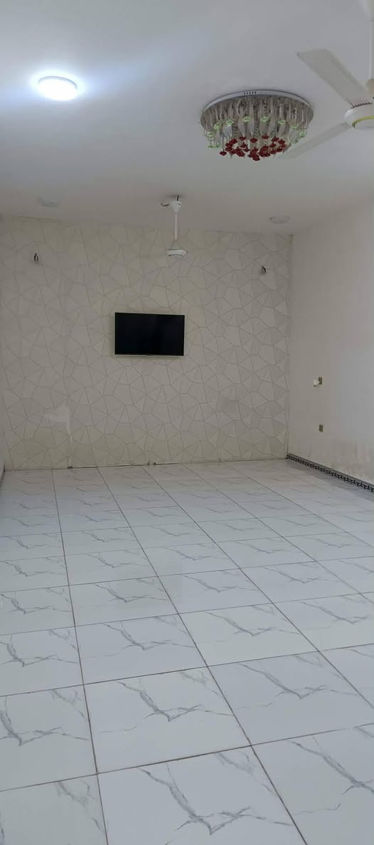 سلام عليكم بيت للبيع مساحة 300م في كربلاء المقدسة شارع الحافظ قرب البزل سند 25قرار محكة كامل. خدمات نزلة عن التبليط 300م للاستفسار ***********
