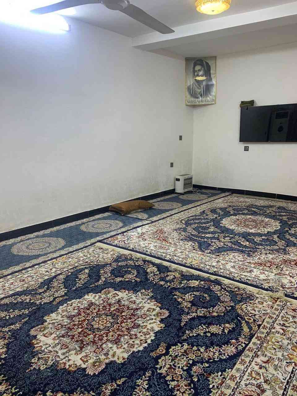 اسلام عليكم بيت للبيع مساحه 214
الواجه 10 متر
النزال 21 اونص
يحتوي على استقبال او هول خمس غرف نوم
او  حمامات اثنين او تواليت اثنين
المكان الشعب حي جزائر مقابيل شارع 25 على شارع سايدين
الرقم *********** يوجد واتساب
