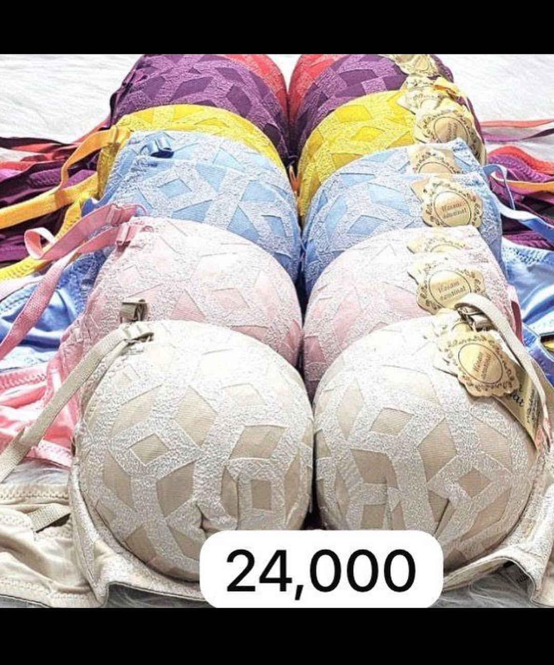 

نص مكتوب في الصور:
- 24,000
- 35,000
- 22,000
- سفنجة وحدة
- قياسات وسط
- 354
- 紫色 黑色 红色 22,000 瓜红 虾红 8826 46-52 肤色
- 46-52 Y88 20,000 ) سفنجة واحدة خاص