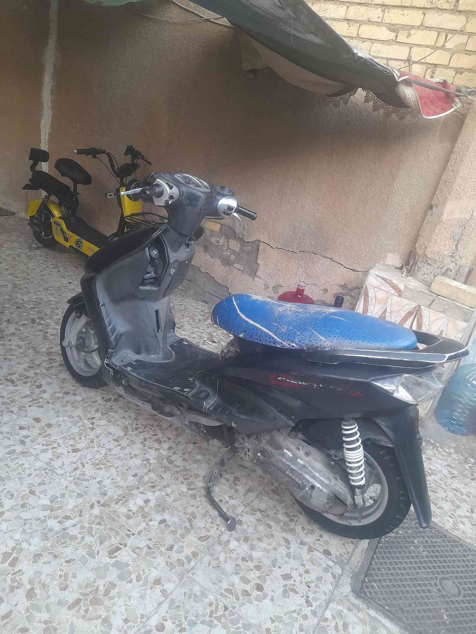 دراجة سكنس نثية ١٤٠ دراجة سلف نكرة بكل وكت دراجة عوزهة كابريتر هسة هية شغالة بس تكطع بيهة صوت بصلانصة مال جعجة دراجة يحتاجلهة ترتيب تايرات جدد سعر 200 وابيهة مجال بصيط مكاني بغداد شعب رقم  ***********
