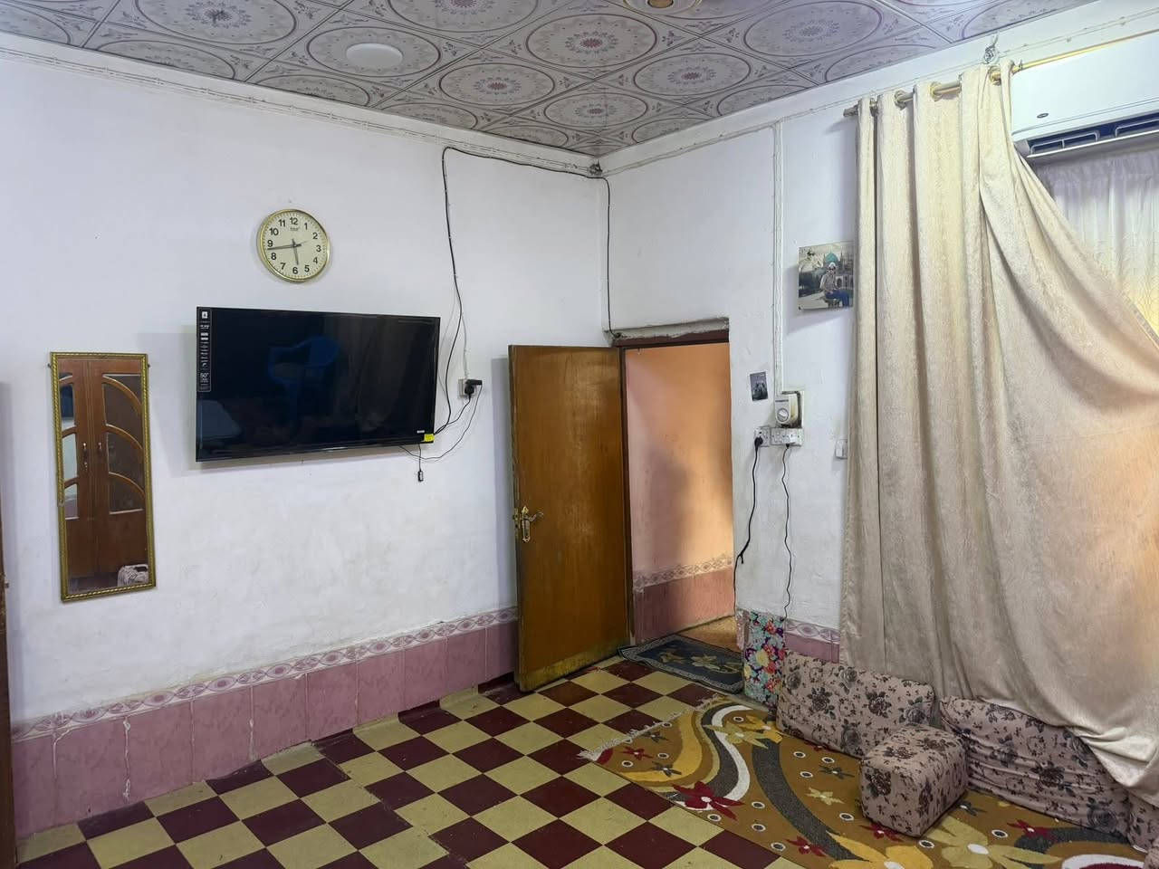منزل للبيع في قضاء سوق الشيوخ – منطقة خنيطلة
​تفاصيل العقار:
​المساحة: 260 متر مربع.
​السعر: 170 مليون دينار عراقي.
​الموقع: قضاء سوق الشيوخ / منطقة خنيطلة.
​الخدمات: شارع تبليط متكامل (ماء، كهرباء، مجاري).
​التوزيع الداخلي:
​عدد الغرف: 4 غرف نوم (موزعة على طابقين):
​الطابق الأول: غرفتان نوم + صالة (مساحة 6 أمتار) + مطبخ (مساحة 5 × 4 أمتار).
​الطابق الثاني: غرفتان نوم.
​الضيوف: ديوانية واسعة بطول 9 أمتار.
​مساحات الغرف: (6 × 4 أمتار).
الرقم ***********
