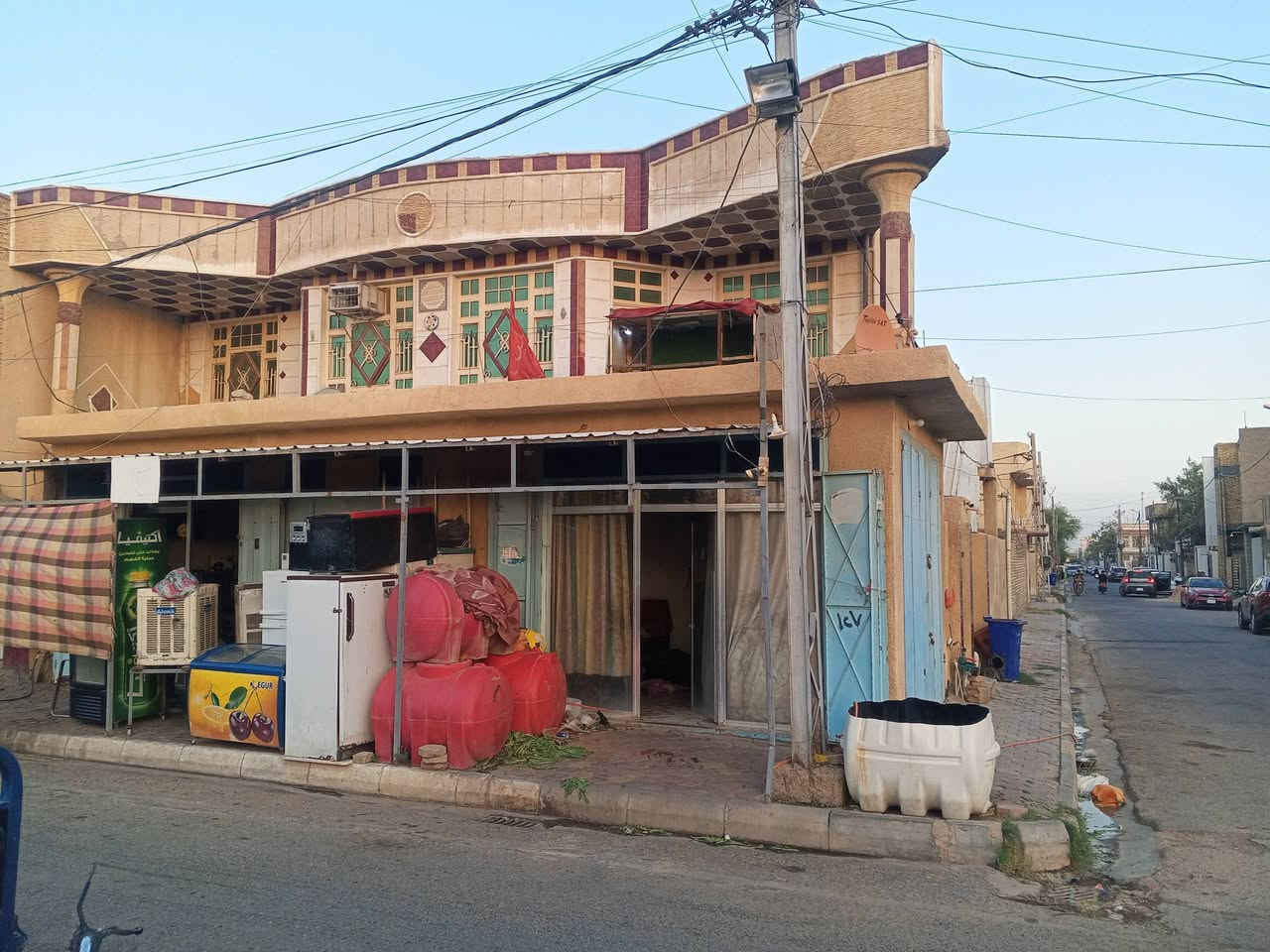 للبيع بيت في الزهراء مساحة  320م
وجه 16× 20م 
ركن على ساحة خضراء وشارعين 12م
مقابل تمثال المعلم 
البيت طابقين بناء نظيف 
الطابق الارضي : يتكون من مشتملين 
كل مشتمل يحتوي على غرفة نوم وهول ومطبخ واستقبال وصحيات مع صحيات خارجية مع كراج للسيارة

الطابق الثاني : يتكون من 4 غرف نوم 2 كاملات و2 ما مبنيات وهول ومطبخ واستقبال وصحيات 

يحتوي البيت على ثلاث محلات 

📍📍  للاستفسار عن السعر الاتصال على ارقام  او التواصل عالخاص

***********
‏‪***********‬‏
