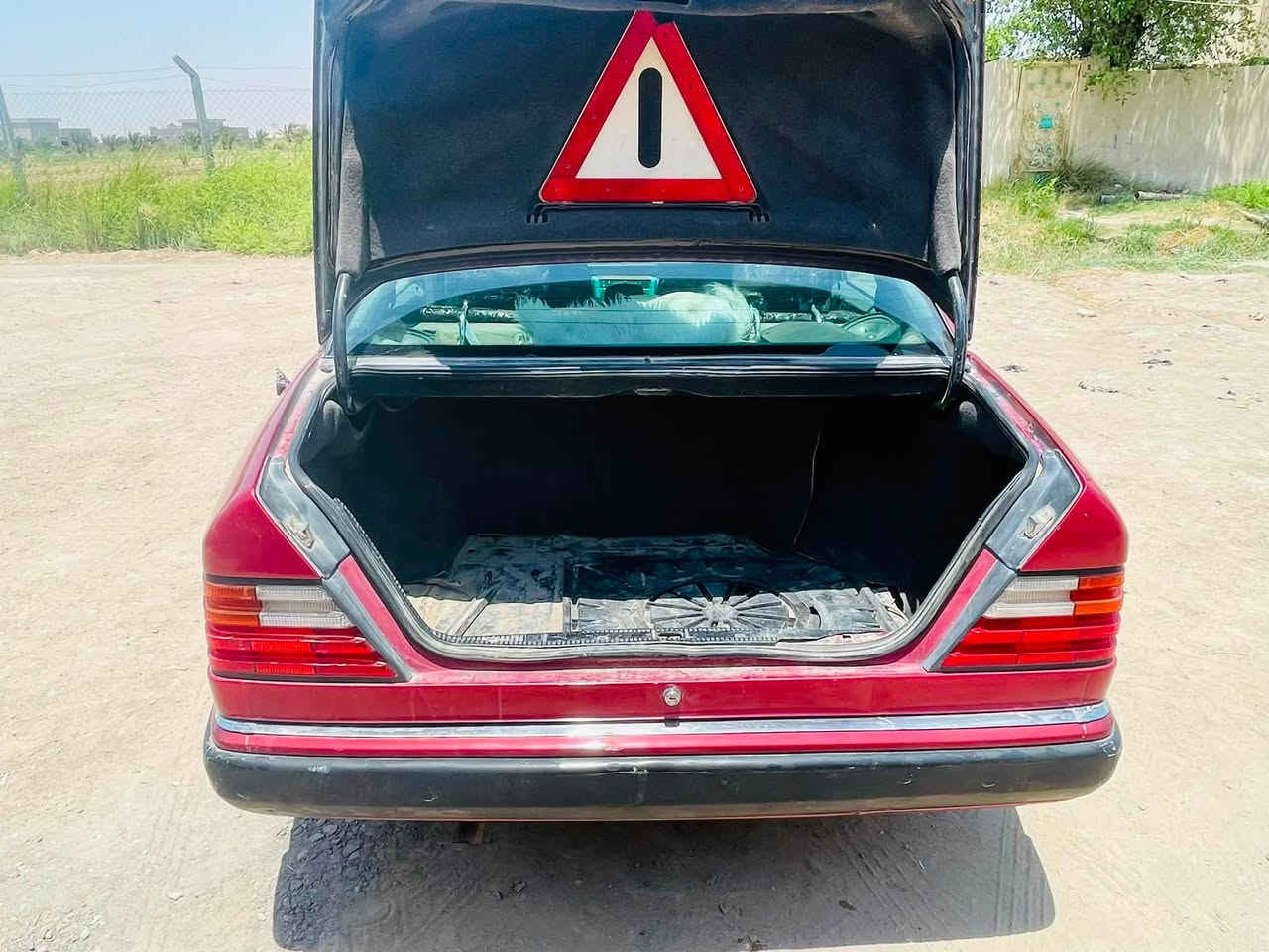 سلام عليكم مارسدس موديل 91 مكفوله من الضربه والخياس كفاله عامه تخم تاير مكينه حداده كله جديد مكفوله كير ومحرك السعر / 70 وبيها مجال /العنوان ذي قار قلعه سكر 
***********
