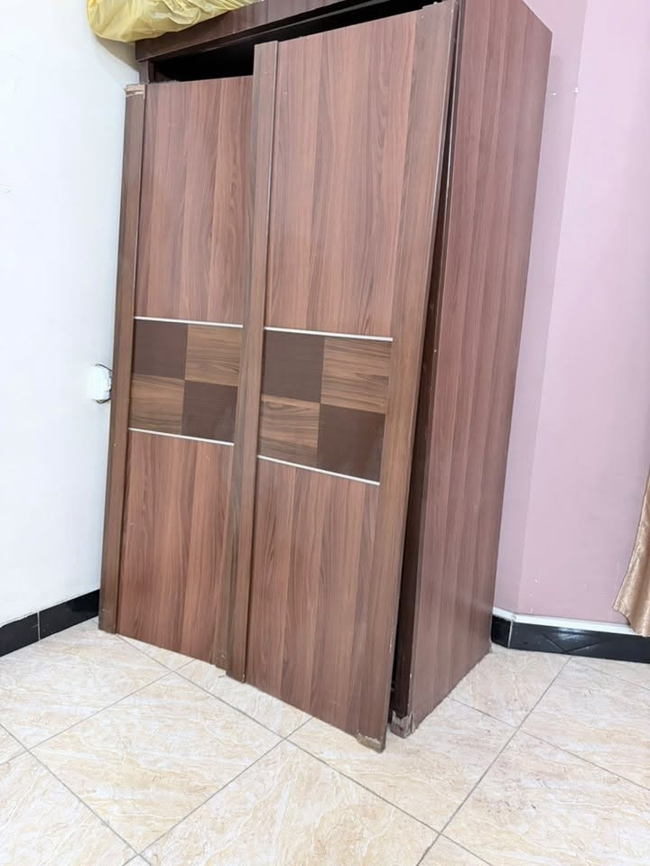 غرفه صاجيه تعتبر زينه بس يحتاج تتشكل الباب كنتور وسعرها رخيص ب100 مكان السيدية 

‭***********‬
