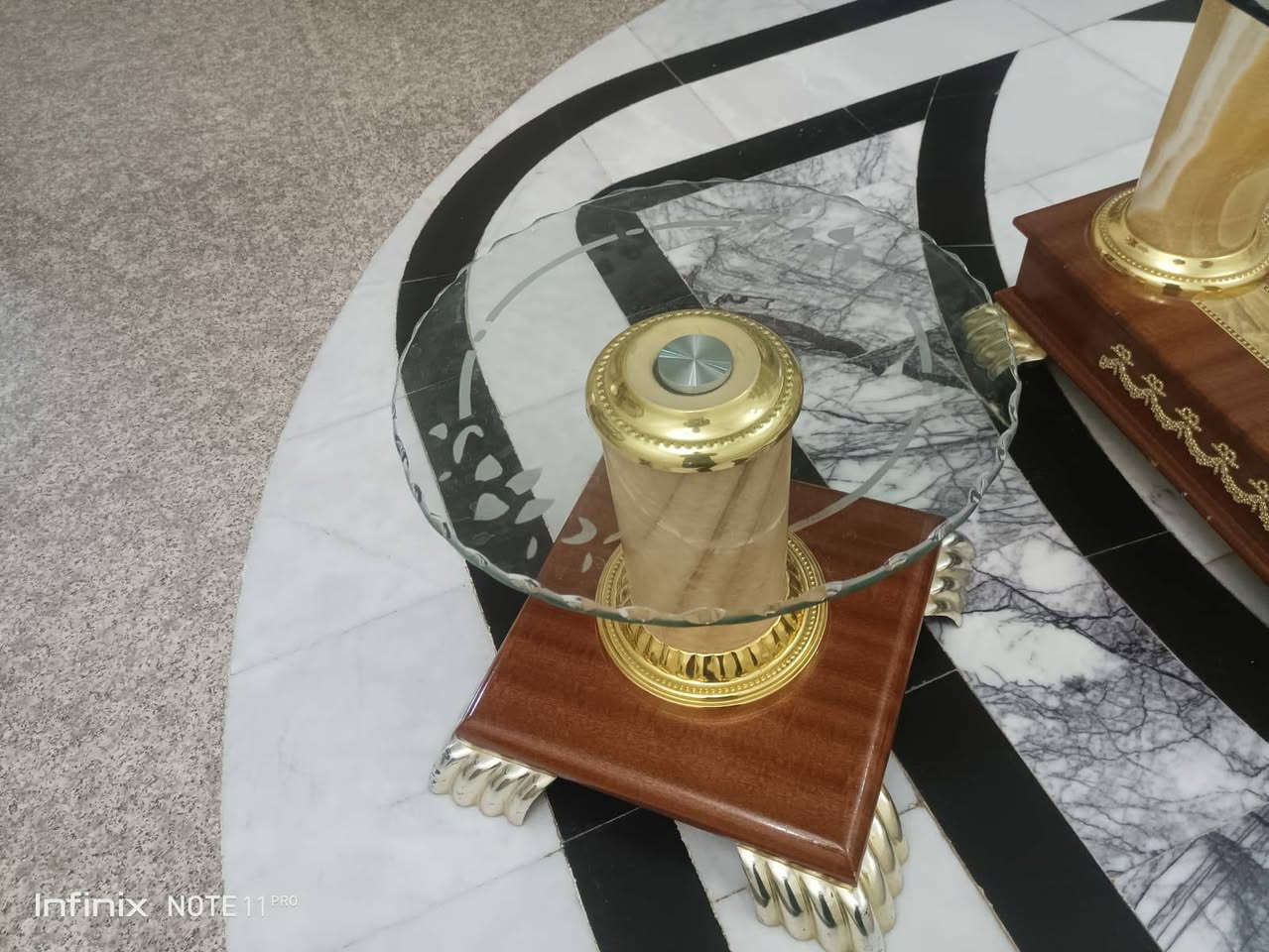 ميز كبير • ٤ طبلات • طاولة
