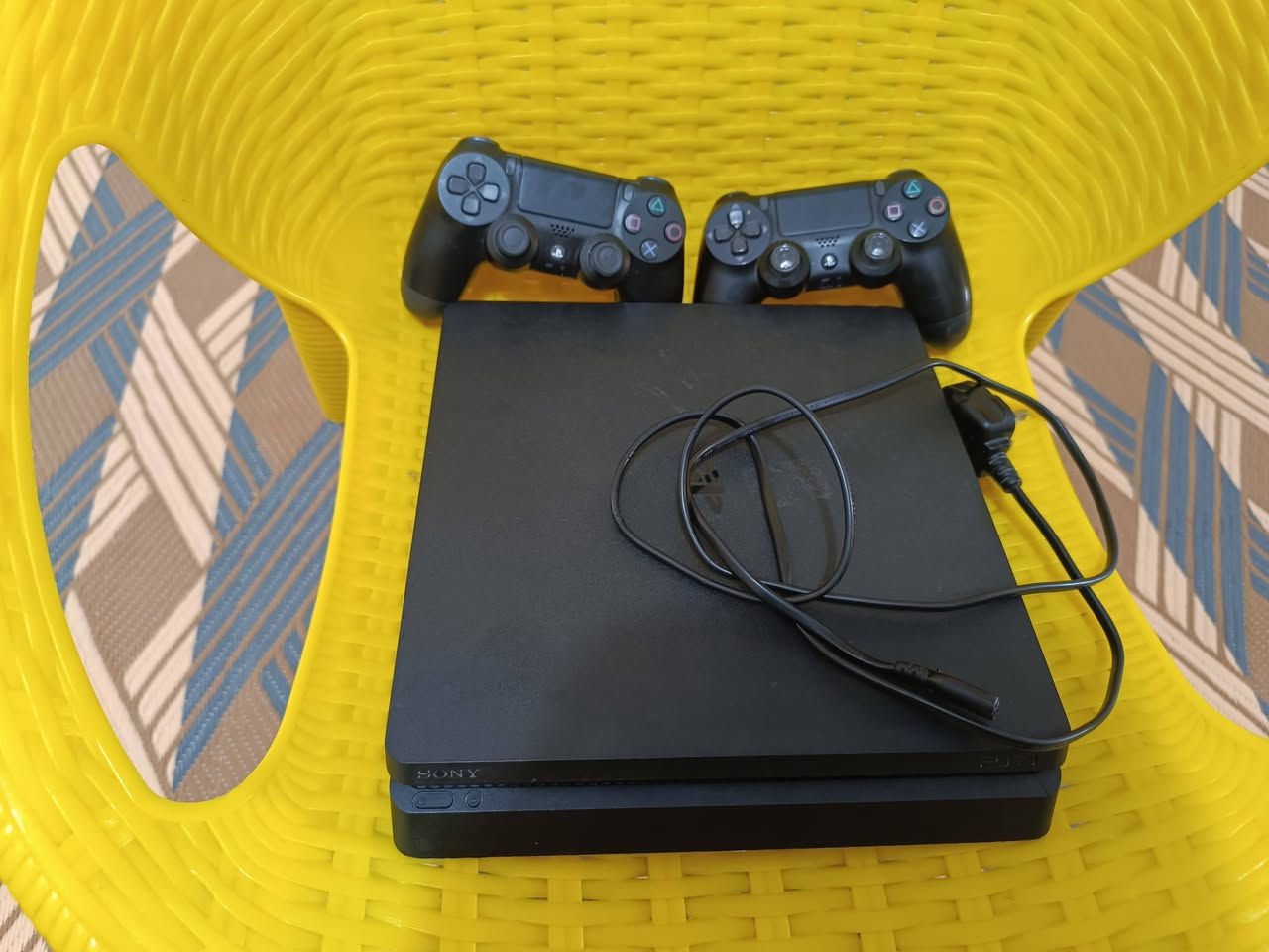 سلام عليكم
بلي 4 سلم 
ذاكرة 512
نظام الجهاز 13.02 
اقراص 4 
Battlefield 1
FIFA 21
GTA 5 
Manpoli زوجي
سعرة 235 وبي مجال 
مكاني كربلاء 
رقمي ***********
