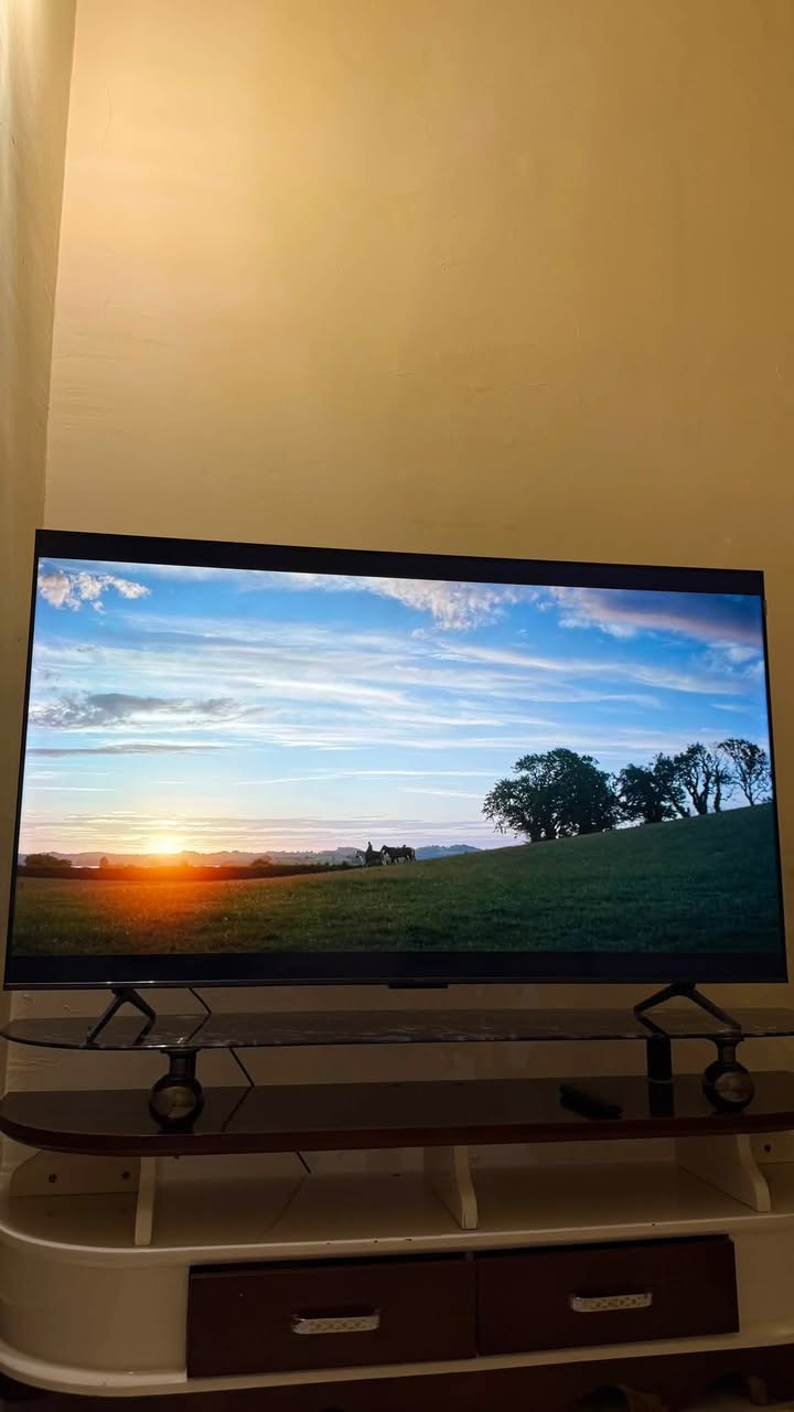 شاشة  TCL تي سي ال 65 انش QLED بدقة 4K و144 هيرتز فئة P8K ممتازة للألعاب
شاشة TCL سمارت 65 بوصة QLED (موديل P8K - إصدار 2025)
السلام عليكم، شاشة TCL حجم 65 إنج للبيع، الشاشة نظيفة جداً بحكم الجديدة، استخدام شهرين فقط وبدون أي عيب أو خدش. الشاشة بكامل أغراضها وملحقاتها الأصلية وياها كارتونها.
المواصفات العامة:
 * الشاشة والدقة: 65 إنج بدقة 4K وتقنية QLED لألوان واقعية
 * النظام: Google TV
 * الصوت والصورة: تدعم تقنيات Dolby Vision و HDR10+ مع صوت سينمائي Dolby Atmos.
مميزات خاصة وقوية للجيمنج (الألعاب):
 * التردد: 144 هيرتز حقيقي (144Hz VRR) مع سلاسة تامة بدون أي تقطيع لألعاب البيسي.
 * الكونسول الحديث: تشغل أجهزة PS5 و Xbox Series X بدقة 4K على 120 فريم بكل استقرار.
 * المنافذ: تحتوي منافذ HDMI 2.1 فائقة السرعة.
 * وضع الألعاب (Game Mode): استجابة فائقة السرعة وتقليل زمن التأخير (Low Input Lag) مع شريط Game Bar للتحكم بالإعدادات أثناء اللعب.
 * تقنية AMD FreeSync: لمنع تكسر وتداخل الإطارات أثناء الحركة السريعة.
الحالة:
 * الاستخدام شهرين فقط فتح كارتون (شبه جديدة).
 * كارتونها الأصلي موجود وياها كامل الملحقات (الريموت والستاند والوايرات).

السعر : 850 الف 

للتواصل واتساب او اتصال : ***********
