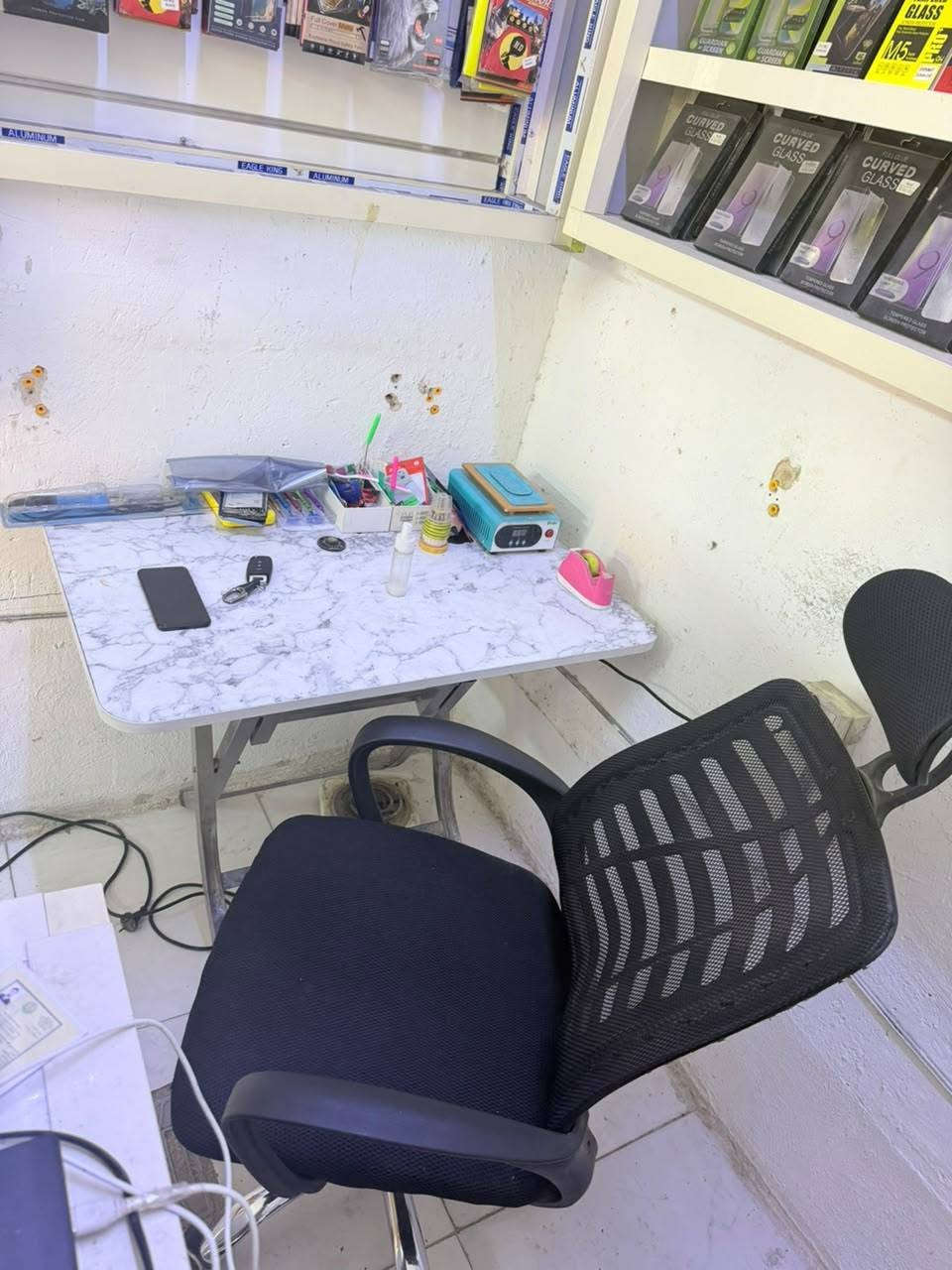 السلام عليكم شباب مشروع كامل بسعر مناسب جداً مكتب موبايلات كامل متكامل البيع شلع ما ابيع اي حاجه منهن كلهن ميز رسبشن عارضات ثنين تعليك ثنين عارضت موبايلات ميز صيانه ادوات صيانه كرسي مع الاكسسوارات السعر مليون ونص بي مجال المكان التأميم غير متواجد على النت  للاستفسار ***********
