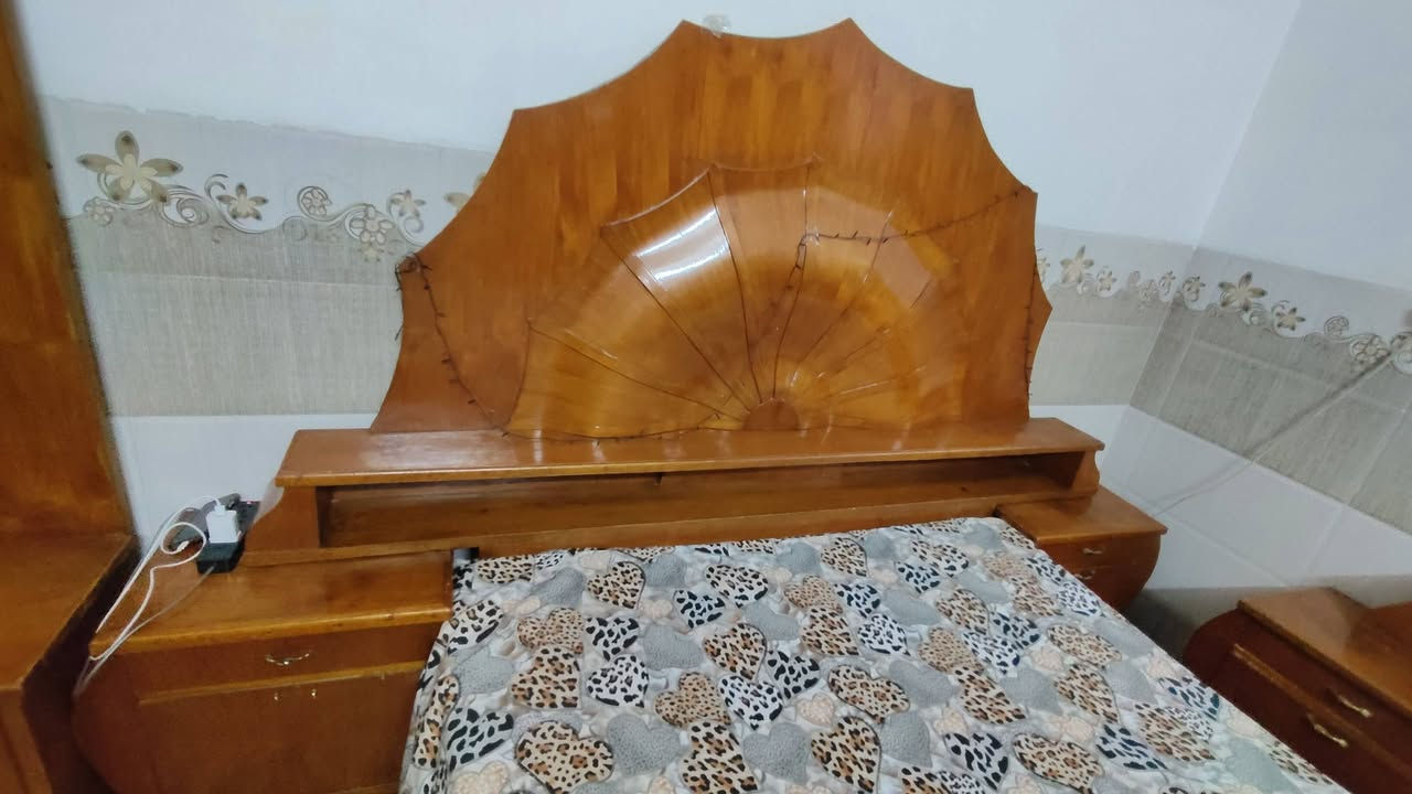 غرفه للبيع 
السعر 450وبيها مجال 
***********
