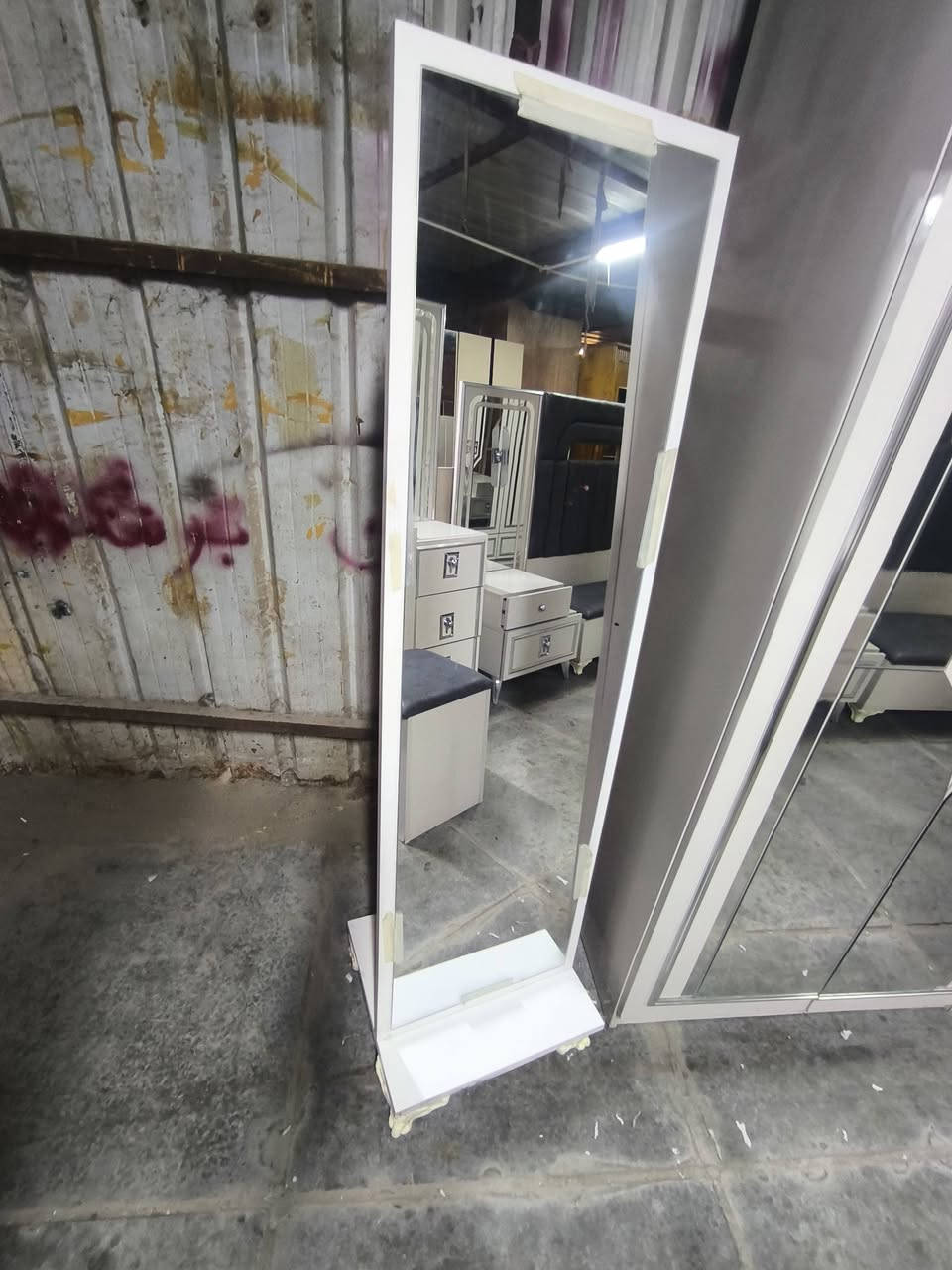 غرفه تركيه للبيع 10 قطع شغل حديث لون رصاصي ضهر بلوم نضافتهه 100 من 100 كشنهه منامي يجي حديد بي رجلين كلش قوي عنوان ميسان حي عسكري رقم تواصل نشتري جميع غرف تركي وعراقي دز خاص)
