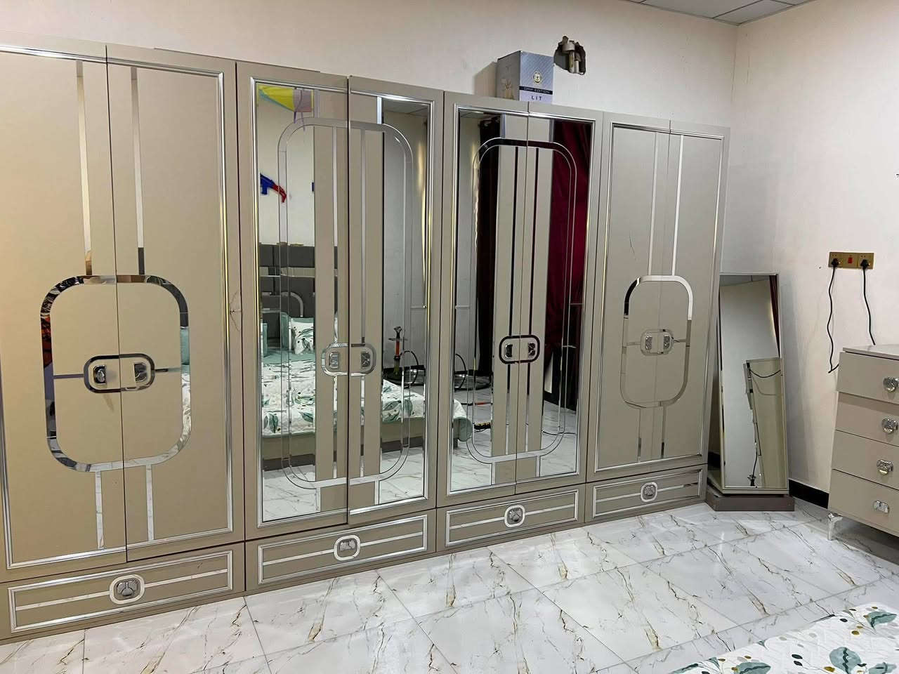 غرفه نوم للبيع تركيه نظيفه ١١ قطعه
السعر ٩٠٠ وبيها مجال 
عنوان الانبار الخالديه 
رقم الهاتف لشراي ***********
