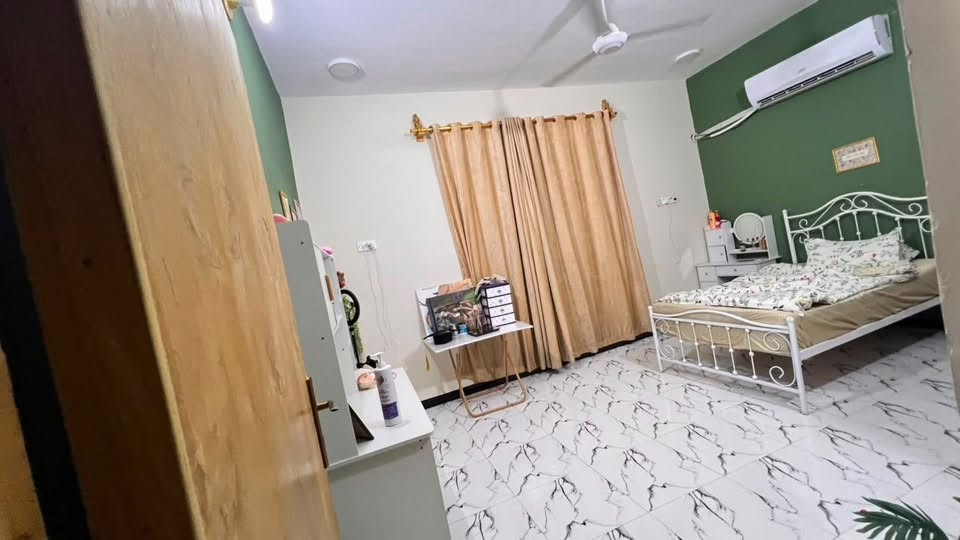 بيت للبيع
حي الحسين (شارع مطعم ابو العبد)

مساحه ٢٥٠متر (كونكريت مسلح )

•الطابق الاول:
•غرفتين
•استقبال
•صاله
•مطبخ
•صحيات ٢

•الطابق الثاني:
•غرفتين
•صاله

الطابق الثاني مو كامل يعني تكدر تبني بعد غرفتين وصحيات

واتساب ***********

