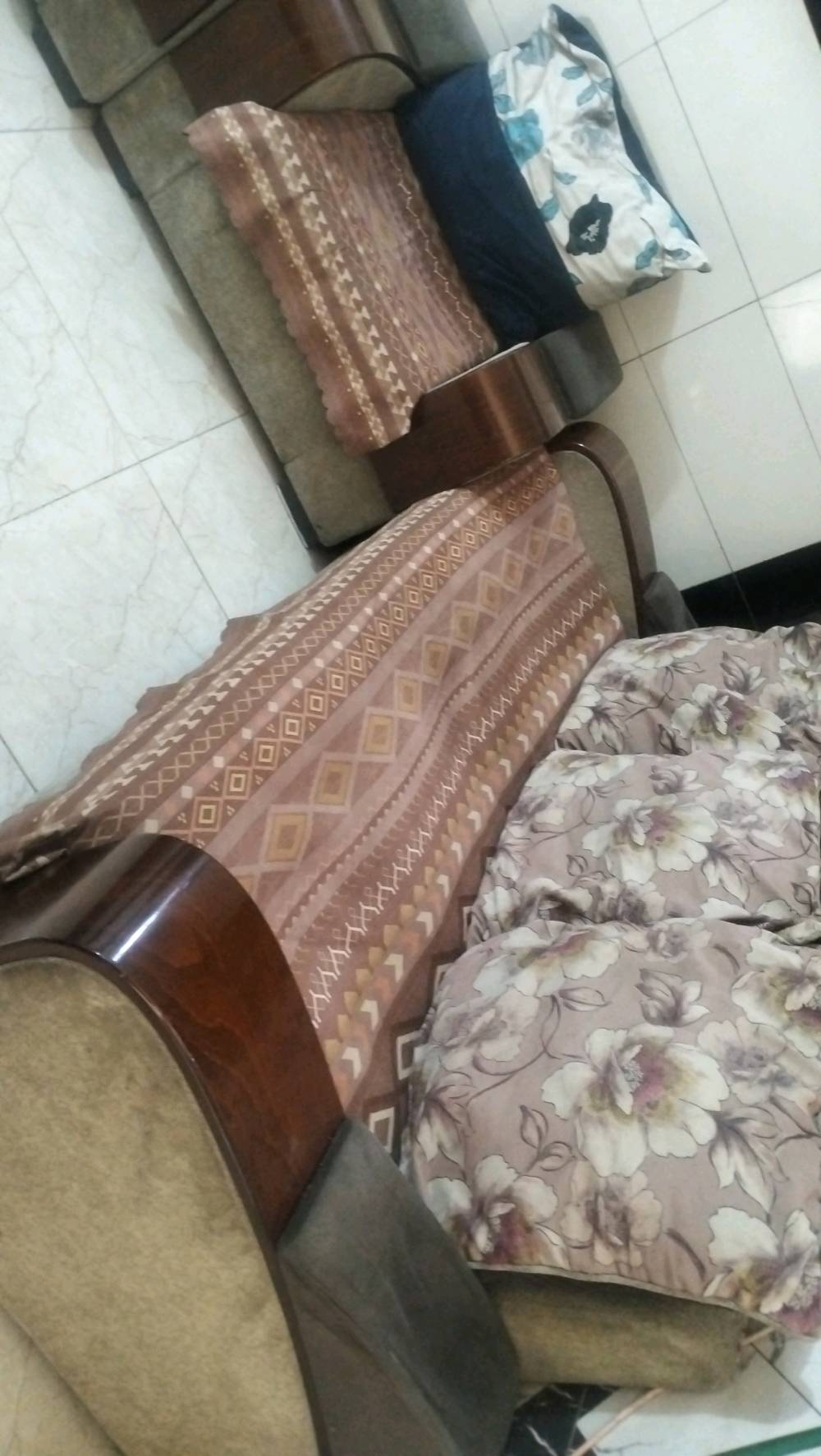 تخم عشر مقاعد ضرر وحدة نازلة السعر 150 وبي مجال العنوان بغداد الدولعي مقابيل مدرسة الواسطي الرقم ***********