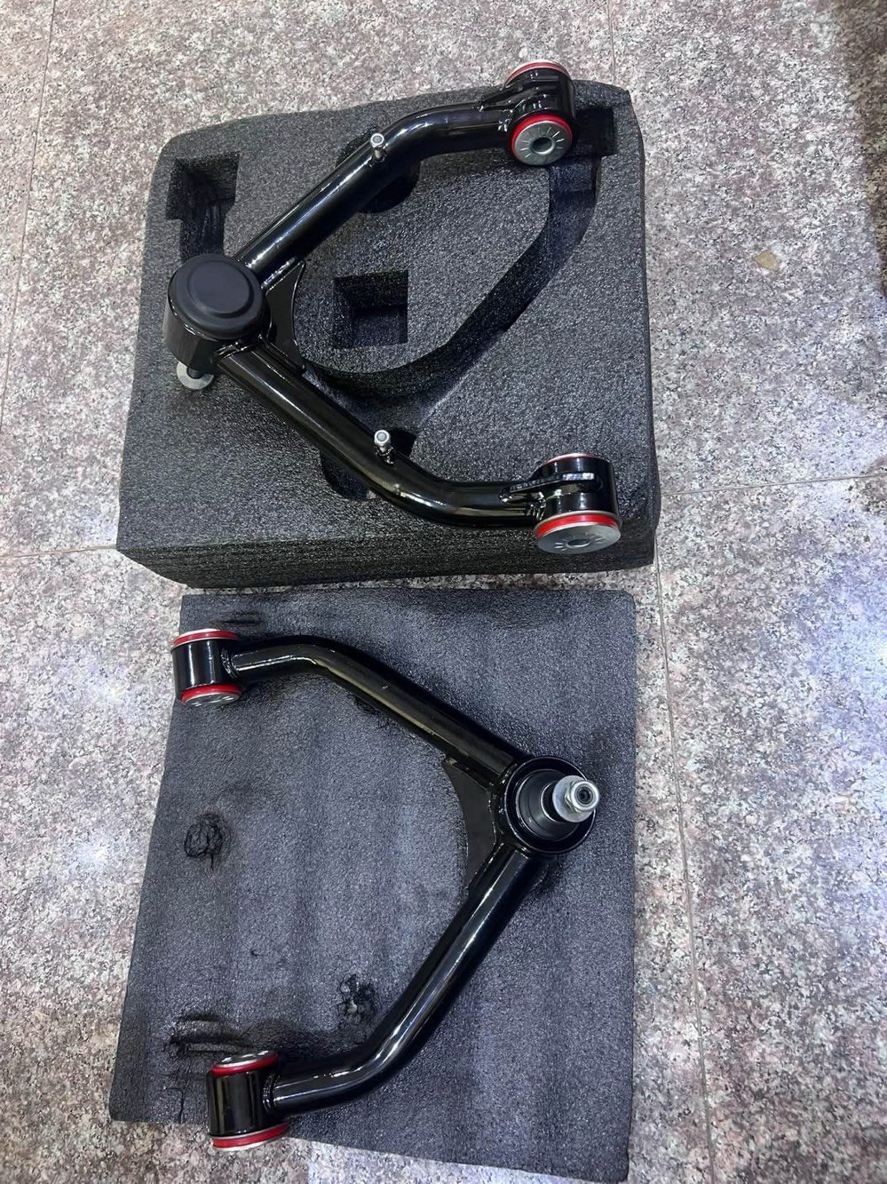 🔥 للبيع: طبلات علوية رياضية معدلة (Upper Control Arms) لسيارات دوج رام 1500 🔥

يا أهل الرام وجماعة الترفيع والأوف رود 🚀.. 

متوفر عندي زوج طبلات علوية أنبوبية رياضية مميزة 

 (جديدة بالكرتونة، وكالة شرط بعدهن ). 

إذا سيارتك مرفوعة أو ناوي ترفعها، هذه القطعة أساسية ومستحيل تستغني عنها!



⚙️ ليش تحتاج هذه المقصات بالذات؟

1️⃣ تصحح زاوية الركبة (المفصل الكروي) وميلان الكفرات بعد ترفيع السيارة (من 2 إلى 4 إنش).

2️⃣ تحميك من تآكل الإطارات (التايرات) من الداخل وتمنحك ثبات عالي بالطريق وسياقة ناعمة.

3️⃣ مجهزة بجلد بولي يوريثان حمراء رياضية (PU Bushings) ولحام متطور (TIG Welding) أقوى بمرات من جلد الوكالة المطاطية وتتحمل جوراة وطرق العراق. 



📊 التوافق حسب الكتالوج:

تطابق سيارات دوج رام 1500 دفع رباعي (Ram 1500 4WD) للموديلات من 2006 وحتى 2022 (موضح بالجدول في الصور). 

💰 السعر: مناسب جدا 

📞 للتواصل والاستفسار: [***********] أو مراسلة الخاص. 

(الصور المرفقة حقيقية وتوضح نظافة اللحام والجلد والجدول الخاص بالموديلات) 👇