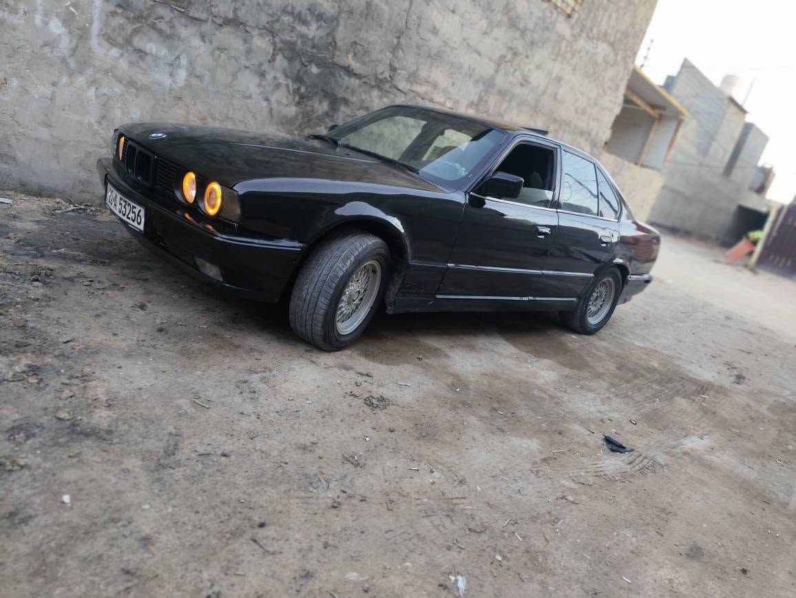 بي ام ٥٢٥ مسكر فانوس موديل ١٩٩٢سياره كير ومحرك شرط حداديه ٥٠ %فحت سقف كهربايات كله شغاله ماملعوب بيها سعر ٥٥ بيها مجال تصال *********** كربلاء, العراق
