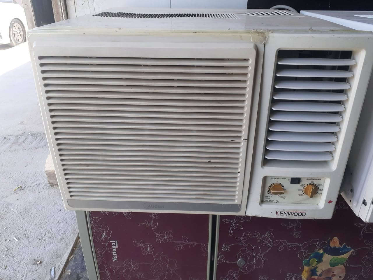 مكيفات عدد ٣ تبريد وتدفئة سعر المكيف ٢٠٠ الف ***********
