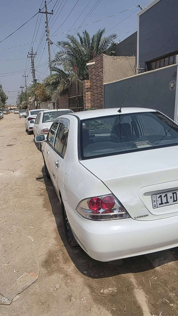 السلام عليكم 
للبيع متسوبيشي لانسر موديل ١١ رقم بغداد نكليزي السياره نظيفه ومكفوله من كلشي بس باب السايق بي ضربة ومصلحها دوشمه جديده تبريد شغال تخم تاير باتري جديد السياره حلوه ونضيفه مكان السياره ديوانيه شرط التحويل الرقم 
*********** 
السعر 79 وبيها مجال قليل
