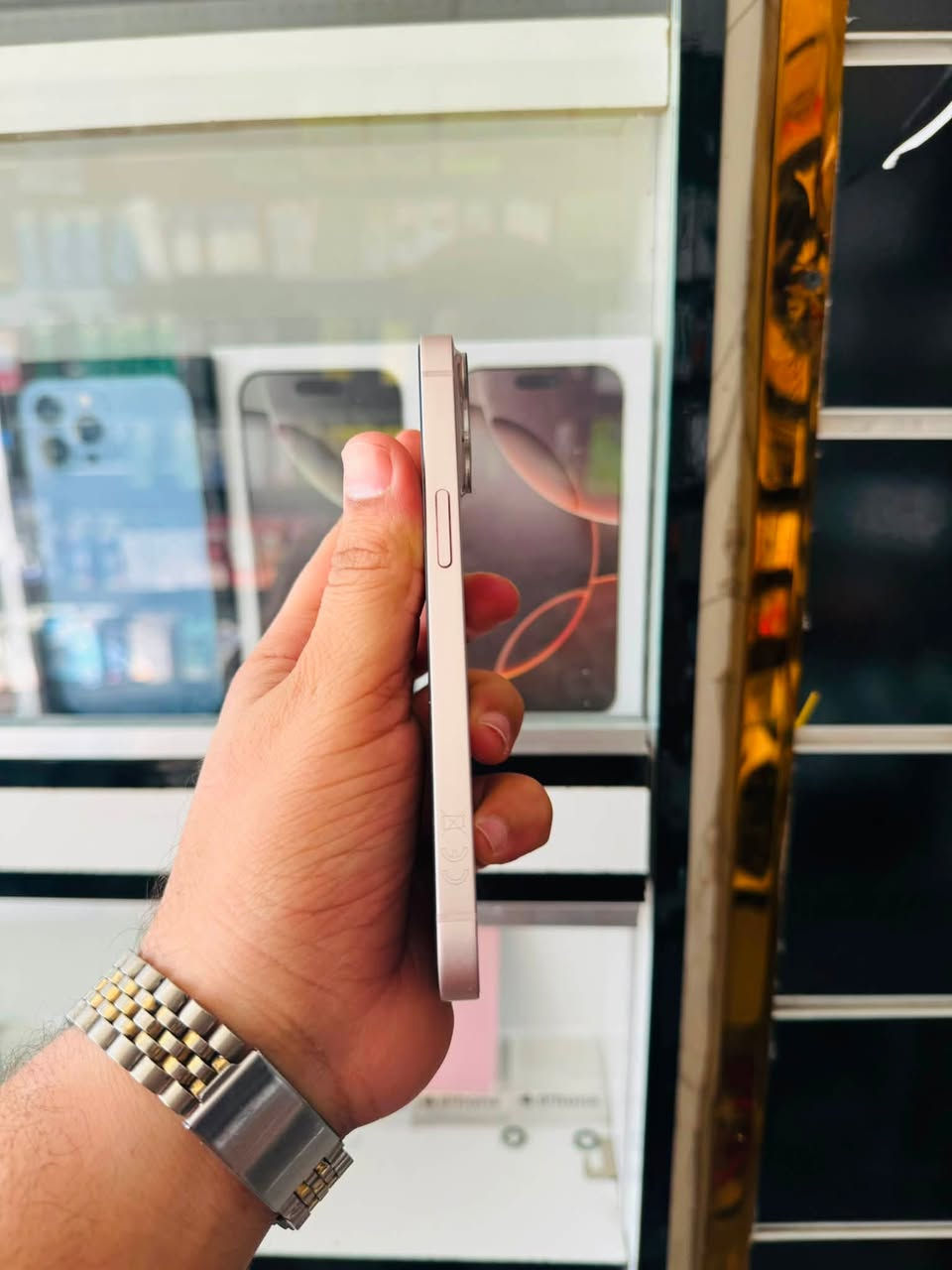 السلام عليكم 🫡
للبيع iPhone 13 عادي كامرتين 
ذاكرا 128 
بطاريه 85% بلاد 
نموذج M شرق اوسط ماستر 
نضافه 95% لون وردي 
الجهاز وتر بروڤ وضع شركه لا مبدل بيه ولا مصلح وكله شغال مابيه اي خلل السعر قفل ٣٤٠ الف مكاني بغداد مدينه الصدر رقمي ***********
