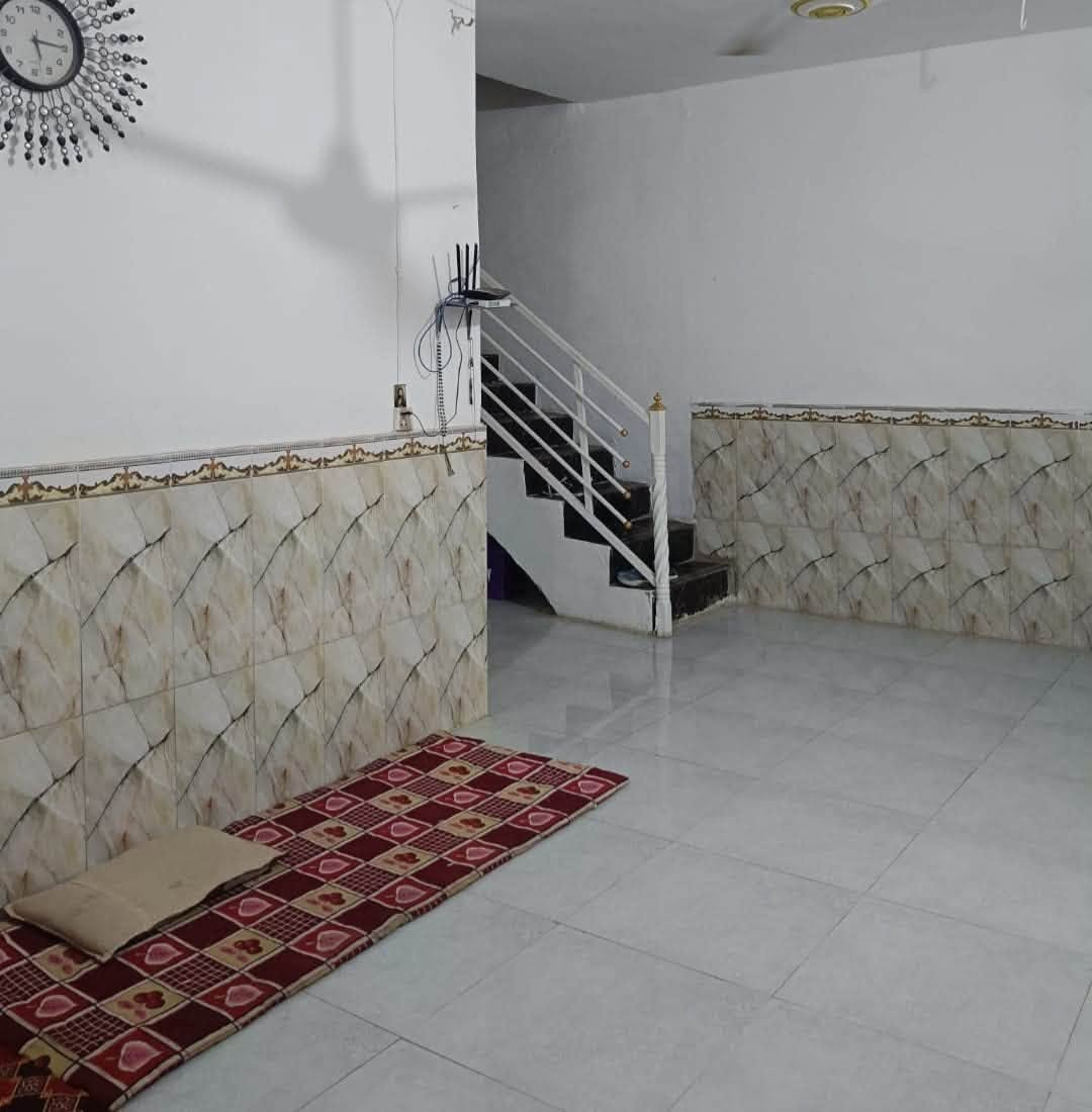 بيت طابقين قرب مدرسة حمائم السلام مرتب كلش مساحته 👈 155م ) ثاني بيت ع تبليط
( 3 غرف  __ هول __ استقبال __ مطبخ __ حديقه ___ كراج سياره __ منضومه مال برينه مجاري __ بناء حديث __ بناء طابوك درجه اولى __ الارضية سيراميك __ السقف صب كونكريت ) 

#الخدمات 👇

1 كيبل ضوئي انترنت ✅ 

2 مولد ذهبي ✅ 

3 جيران ذهب ✅ 

4 بناء حديث طابوك ✅ 

5 السقف صب كونكريت ✅ 

6 الارضية سيراميك ✅ 

7 كراج سياره ✅

8 حديقه ✅

الموقع ابو خستاوي شارع منصور السماك

السعر 👈 ( 50وبي مجال )

#للاستفسار ***********
***********
