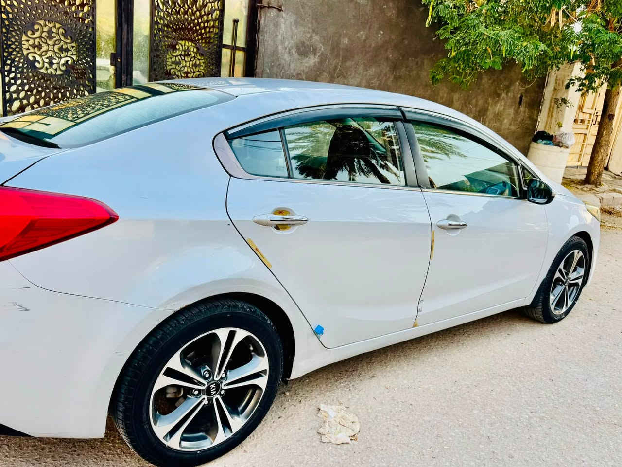 🚘 للبيع كيا سيراتو 2013 خليجي الشكل الحديث السبورت– 1.6

📍 الموقع: كربلاء / العطيشي 
💰 السعر: 120ورقة وقابل للتفاوض 
البسيط
⚒️مكفولة صبغ او تعديل
بية طعجات ورصعات بسيطة موضحة بصور
🔹 حساسات ورادار امامي وخلفي
🔹محرك نظافة فول ماشية 130 km
🔹 كير أوتوماتيك / وبيةً نظام عادي
🔹 اللون أبيض مواصفات عالية من 
شفتات  ستيرن وتحكمات ومرايات شفط واشاير بيها 
🔹 داخليات نظيفة ومحافظة عليها
🔹 تكييف شغال 100%
🔹 السيارة استخدام شخصي حدادية نظيفة
🚙سيارة باسمي والسنوية لل2028 وتحويل مباشر ثاني يوم 
📸 السيارة مفحوصة والسونار موجود بس قديم والفحص متاح للمشتري .

سيارة نظيفة جداً وبالعافية عل يشتري

📞 للاتصال والتواصل واتساب ***********
