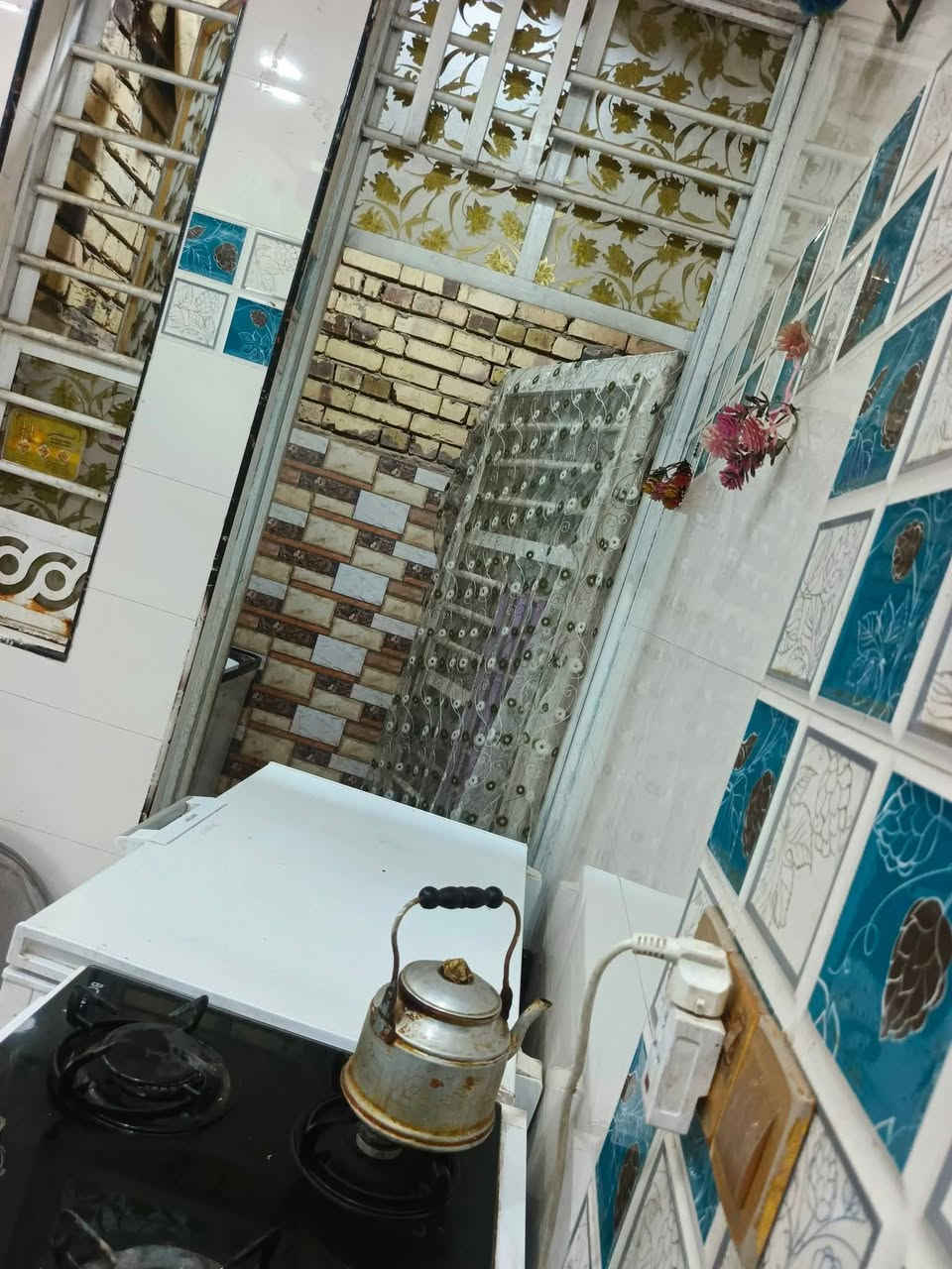 ياالله 
سلام عليكم
البيت البيع طابو صرف
مساحه ((100)) متر طولاني 
البيت بناء حديث ومسلح 
يحتوي على استقبال وصاله ومطبخ وغرفه نوم
صحيات داخليه صحيات خارجيه
دبيسات خلف جامع استفسار اتصل
((***********)) ((***********)) اخوكم أبو عراق...
