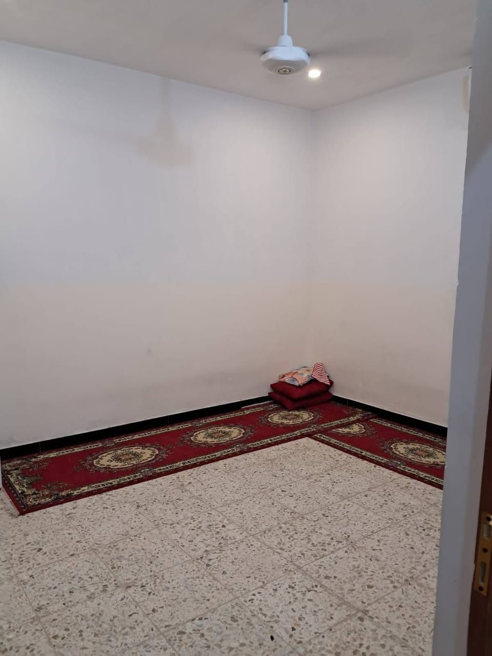 السلام عليكم دار للبيع 115 متر طابق ونص زراعي كافت خدمات بغداد الكمالية المعوقين مقابيل المدارس ***********
