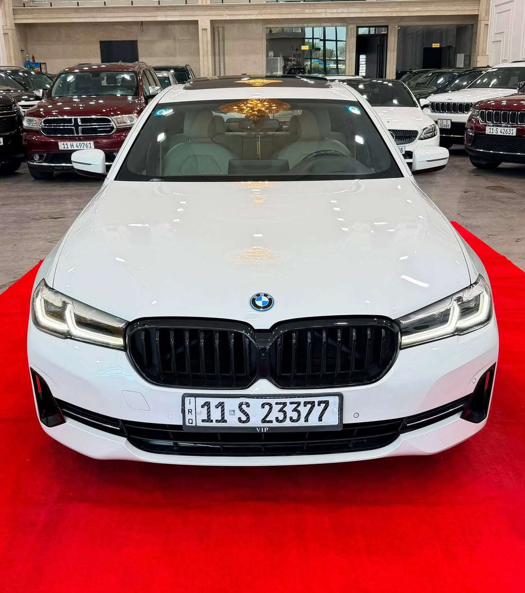 🇩🇪 BMW 530i موديل 2023 - کت M بلادي 🇩🇪
🔹 المواصفات الفنية والأداء:
 الموديل: 2023
 النظام: هايبرد (بنزين + كهرباء) 3 أنظمة قيادة
 المسافة المقطوعة: 63 ألف ميل
 اللوحات: رقم بغداد باسمي (تحويل مباشر)
 الفحص والسنوية: هزّة وسنوية جديدة
🔹 التصميم الخارجي:
 كت M بلادي
 فتحة سقف (سلايد)
 ويل كب قياس 20 أصلِي
 جنطة كهرباء
🔹 التقنيات وأنظمة الأمان:
 داتا شو (Head-Up Display)
 قيادة آليّة + نظام التوقف الذاتي (Auto Park)
 رادارات متكاملة (أمامي + خلفي + تحديد مسار + نقطة عمياء بالمرايا)
 حساسات أمامي وخلفي
 مرايا كهرباء
🔹 الداخلية والراحة:
 كشنات كهرباء (3 وضعيات منفصلة + ذاكرة حفظ Memory)
 إنارة داخلية متعددة الألوان (Ambient Lighting)
 تكييف قطعتين
 بردات بلادية
 بصمة تشغيل وتضمين ماوس تحكم
 شاحن وايرلس
🔹 الحالة والضرر:
 الكفالة: كفالة عامة.
 الضرر: حادث بسيط جداً (دعامية خلفية + نص دعامية أمامية فقط).
 الأمان والدواخل: بدون إيرباك وبدون أي ضرر بالدواخل نهائياً.

📞 للاتصال والاستفسار:
 
 ***********
.
.
