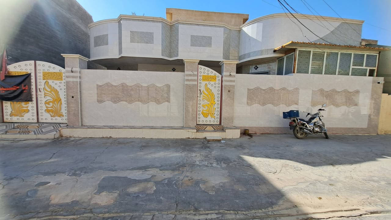 السلام عليكم 
بيت للبيع (ملك صرف) 
العنوان // قرب مصرف الرافدين /شارع البريد/قرب حسينية الرسول 
مساحة 270   طابق واحد
يحتوي على 3 غرف 
مطبخ حار وبارد
وصالة جبيرة 
بيتونه
استقبال 
منور 
صحيات داخلية وخارجية 
سيراميك كامل البيت 
للاستفسار والاتصال على الرقم ***********
