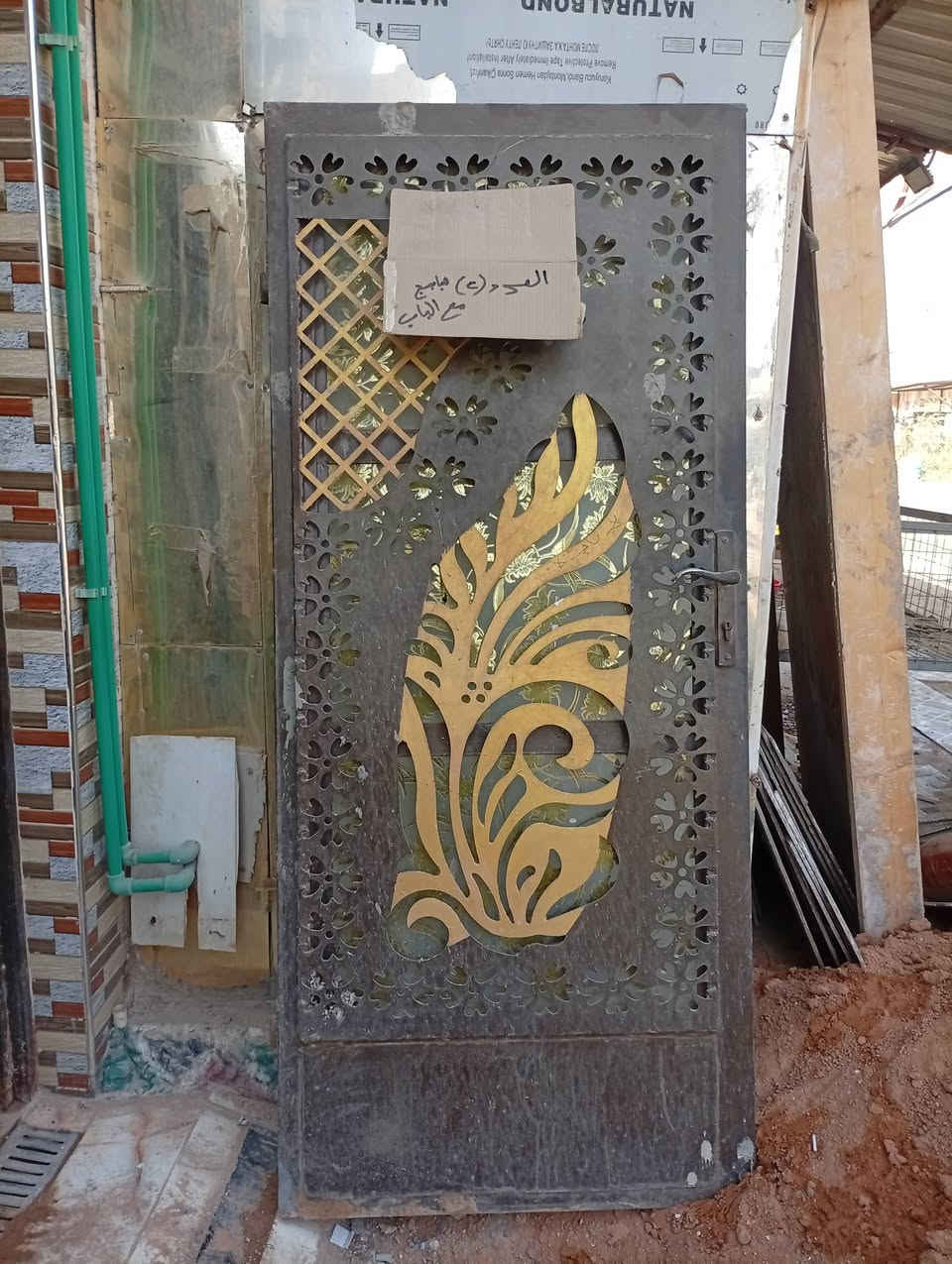 السلام عليكم للبيع بيبان حديد تزكام وباب خشب تزكام واحد شباك وباب واحد بس شباك سعرهن 250 للتواصل والاستفسار ***********
