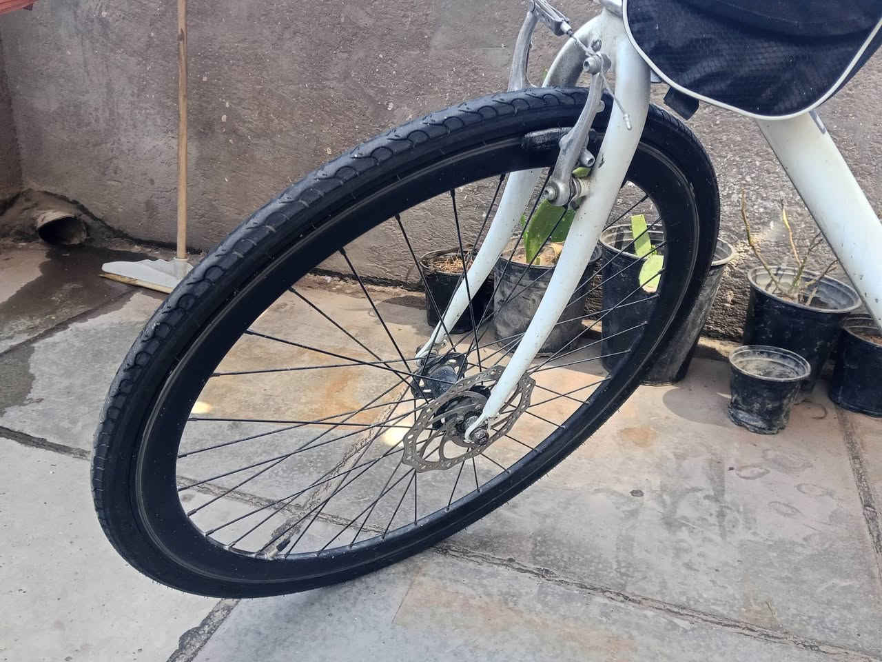 بايسكل c700 الاصلي الالمنيوم غراضة اصليه ما مبدله ولا مصلح ابد بايسكل نضافته 100%
السعر 130 الف 
مكاني بغداد مدينة الصدر قطاع 48 
تواصل:***********
