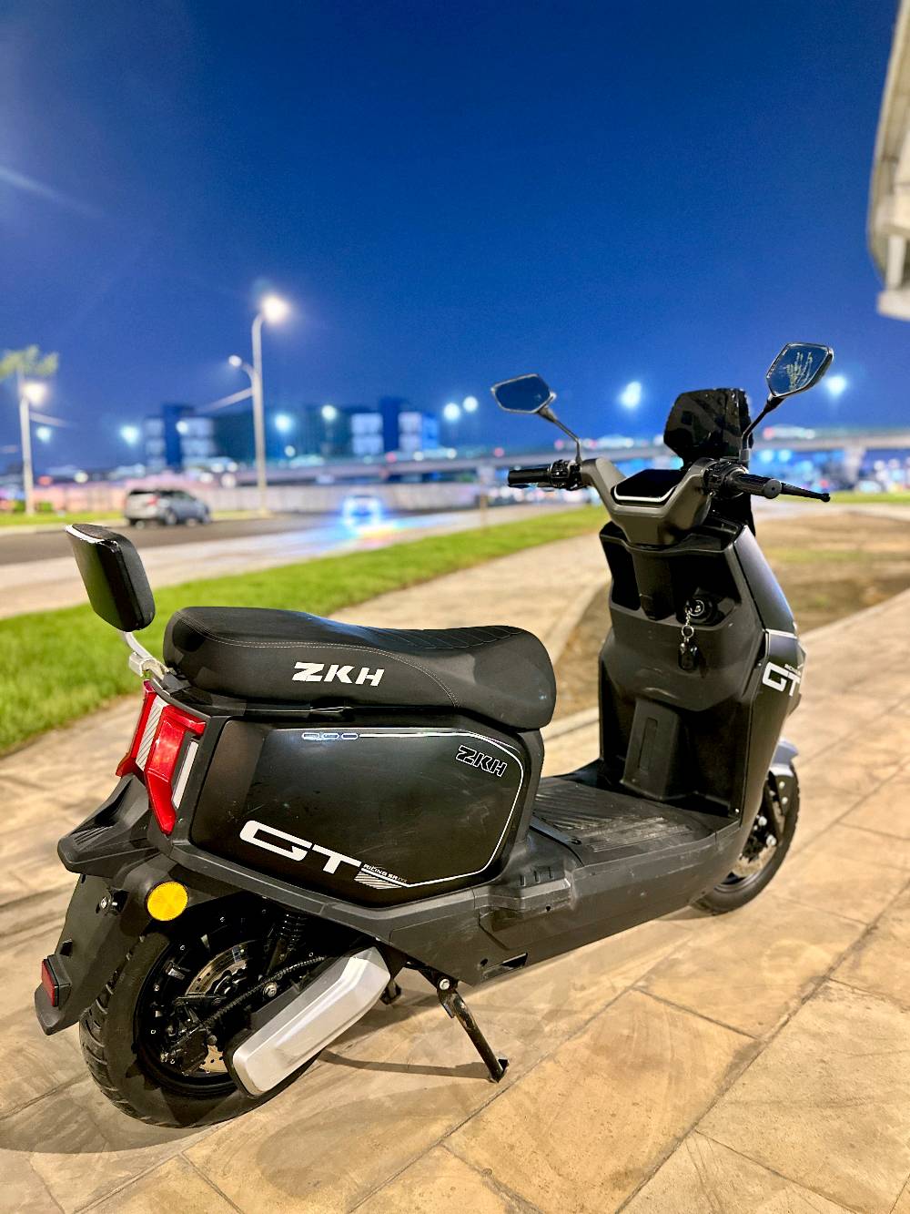 دراجة صاعقة  ZKH للبيع في البصرة 2026 شكل مميز 
فوول مواصفات  
⚫️6 بطاريات 32 امبير  نوعية كرافين
⚫️ تمشي بالشحنة الواحده 60  كيلو تقريبا أو أكثر حسب السرعة
⚫️ الكشن طبي 
⚫️ ضد الماء 
⚫️شاشة ديجتال 
⚫️ نضام 3 سرع والسرعة 
السرعة القصوى 80 حقيقي 
 تشغيل بصمه  وسويج 
⚫️ كهربائيات كلهن شغالة بيها رباعية 
لايت زنون عالي وناصي وبگ لايت 
هورن عالي وأشاير يمنى ويسرى 
⚫️ دبل اشارة
⚫️ بلوتوث عالي 
⚫️ شحن سريع شاحنة اصلية 
⚫️ نضام ال R  
⚫️ نضام مثبت السرعة 
⚫️ الملف 2000 w حقيقي 
⚫️ نضام حساسات جانبية وخلفية 
مانع للسرقة 
⚫️ صندوق كبير داخلي
⚫️ غراضهة شاحنة و مرايات
🔴السعر :  800 وبيهة مجال حگ الجية 

العنوان : البصرة : الامن الداخلي

الرقم : ***********