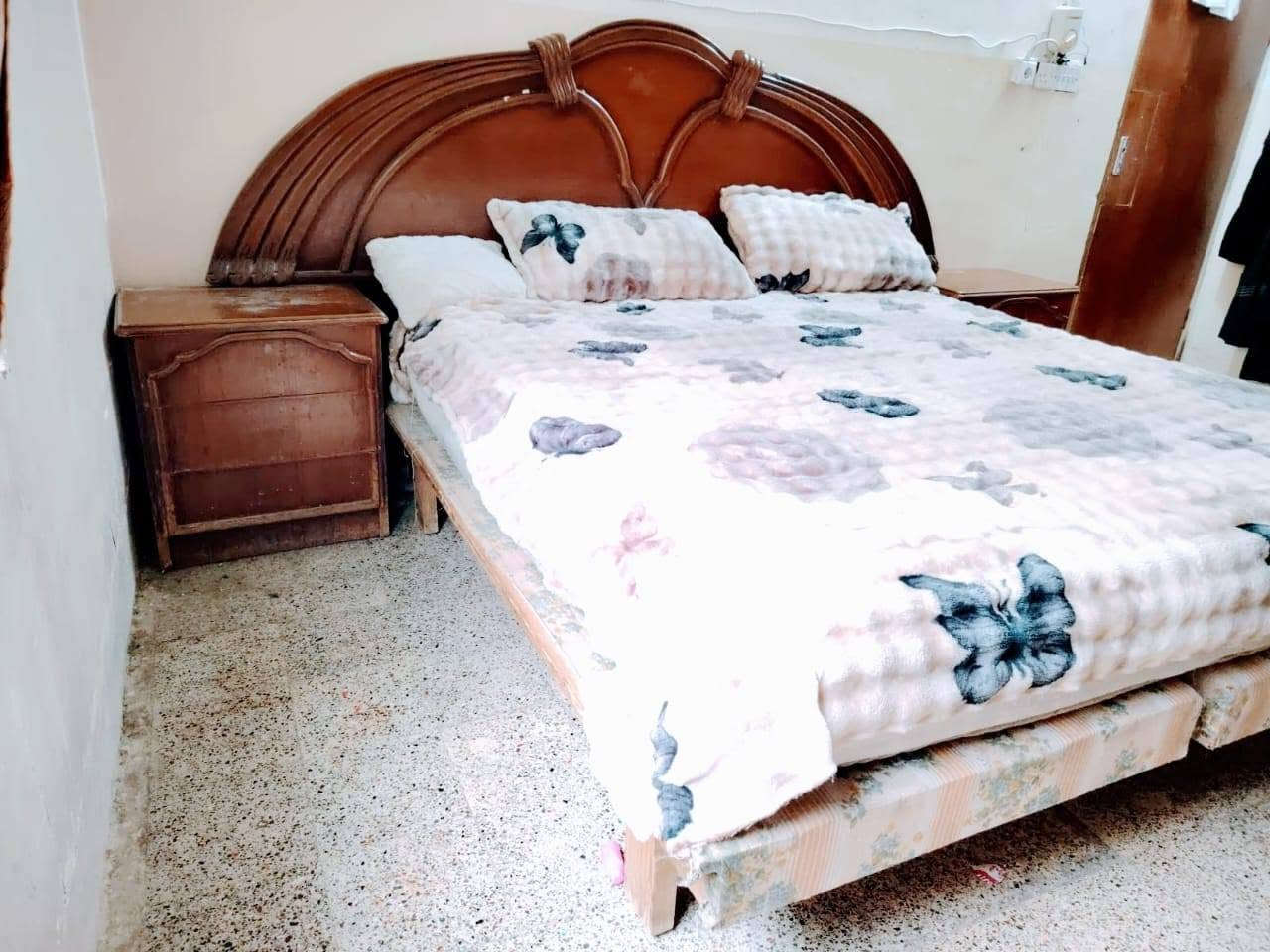 غرفه نوم مستعمله للبيع 
خشب ثكيل 
سعرها 350 و بيها مجال 
عنوان جانب الأيمن اصلاح الزراعي 
اتصل ***********
