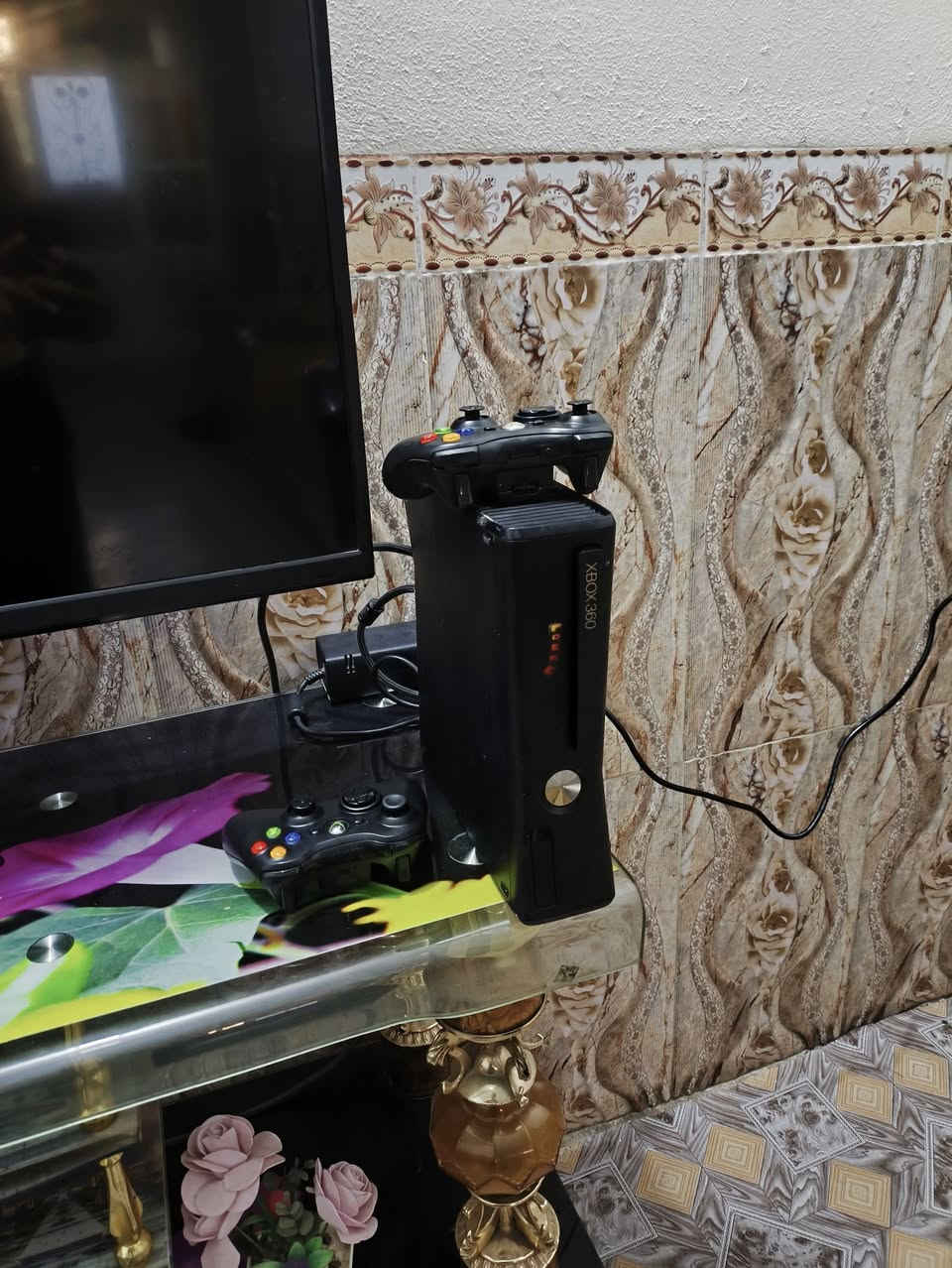 سلام عليكم اكس بوكس360 جهاز بلاد ما مفتوح اخذته من مركز عشتار وياه يداد 2 صليات وبي 150 العبه وبي 7حسابات السعر 90وبي مجال مكان جسر خرنابات ***********
