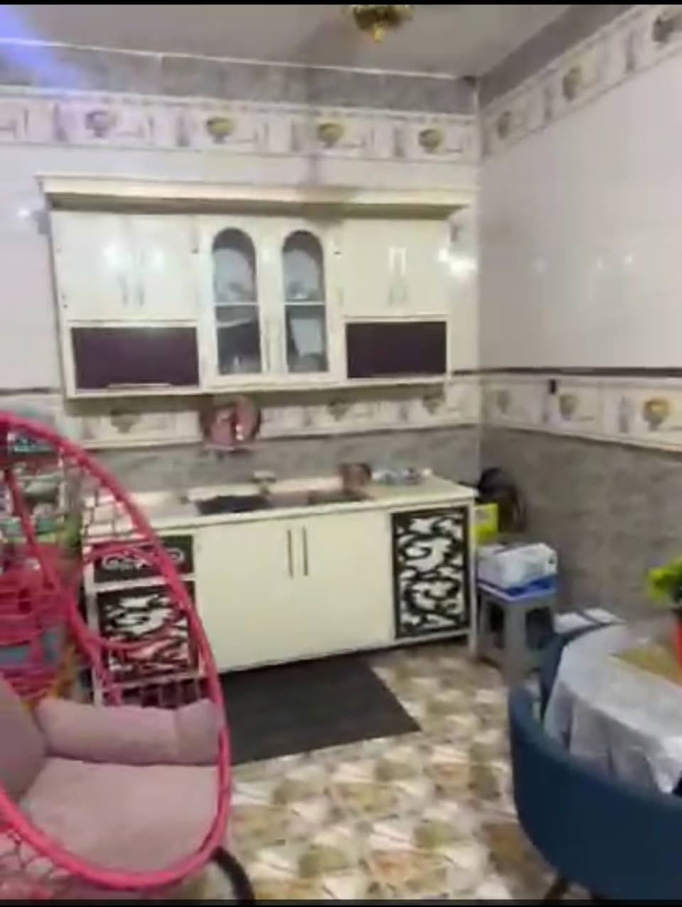 🏠 السلام عليكم ورحمة الله وبركاته
🔑 بيت للإيجار مؤثث بالكامل
✨ 100 متر – بيت جديد ونظيف
🏡 طابق واحد
📋 تفاصيل البيت:
• حمام خارجي
• مطبخ
• استقبال
• حمام داخلي
• غرفة نوم
• صالة
📍 الموقع: حي النداء – يم مدرسة الوردية ☑️
💰 سعر الإيجار الشهري: 400 ألف دينار
📸 تصوير البيت كامل متوفر
📲 للجادين، راسلني على الواتساب وأدزلك تصوير البيت كامل:
***********

نص مكتوب في الصور:
- مرحبًا بك في بيع وشراء عرصات النداء