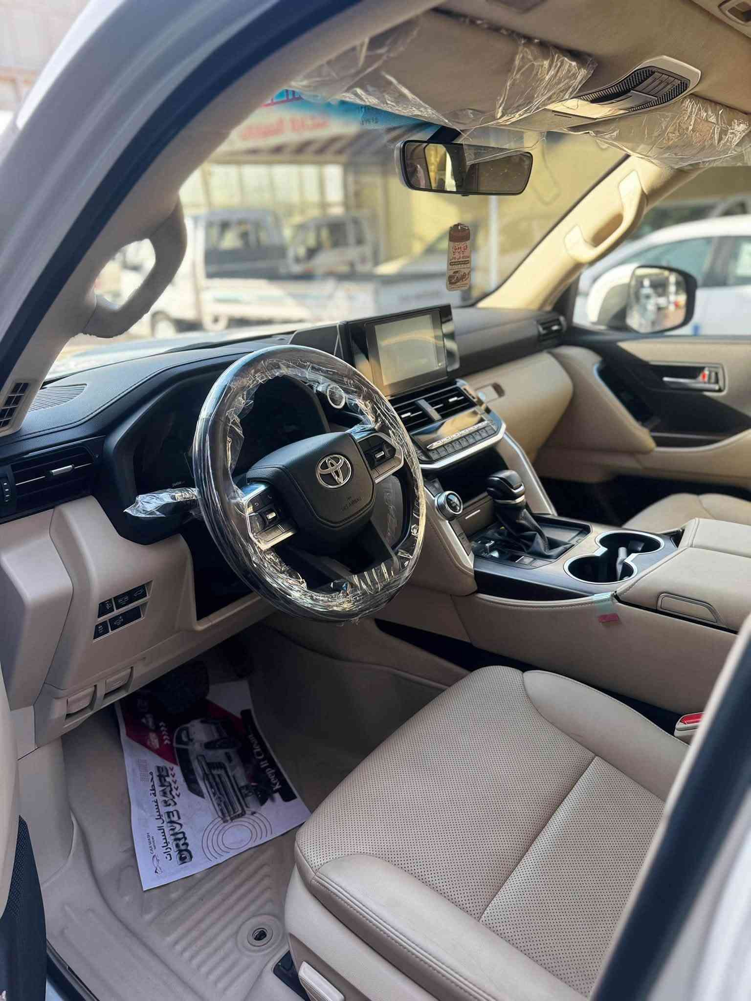 لاندكروز 2025 GXR LIMITED 
السيارة كفاله عامة 
ماشية 26 الف على وضع الشركة
للاستفسار ***********
