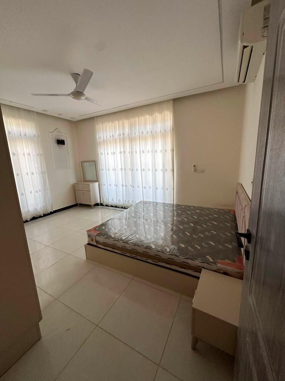 � للإيجار مؤثث في السيدية 🏡

✨ مشتمل ركن مودرن زيرو - غير مسكون ✨

📐 المساحة: 50 متر مؤثث

🔹 يحتوي على:

* مدخلين
* 3 غرف نوم (سويتات)
* صالة
* مطبخ
* خدمات

*مجهز 5 سبالت وغرفه نوم وكاونتر تركي درجه اولى *

     الأيجار مليون و200 🔶

📍 الموقع: السيدية - شارع الخيزران

📞 للاستفسار أكثر:

***********
