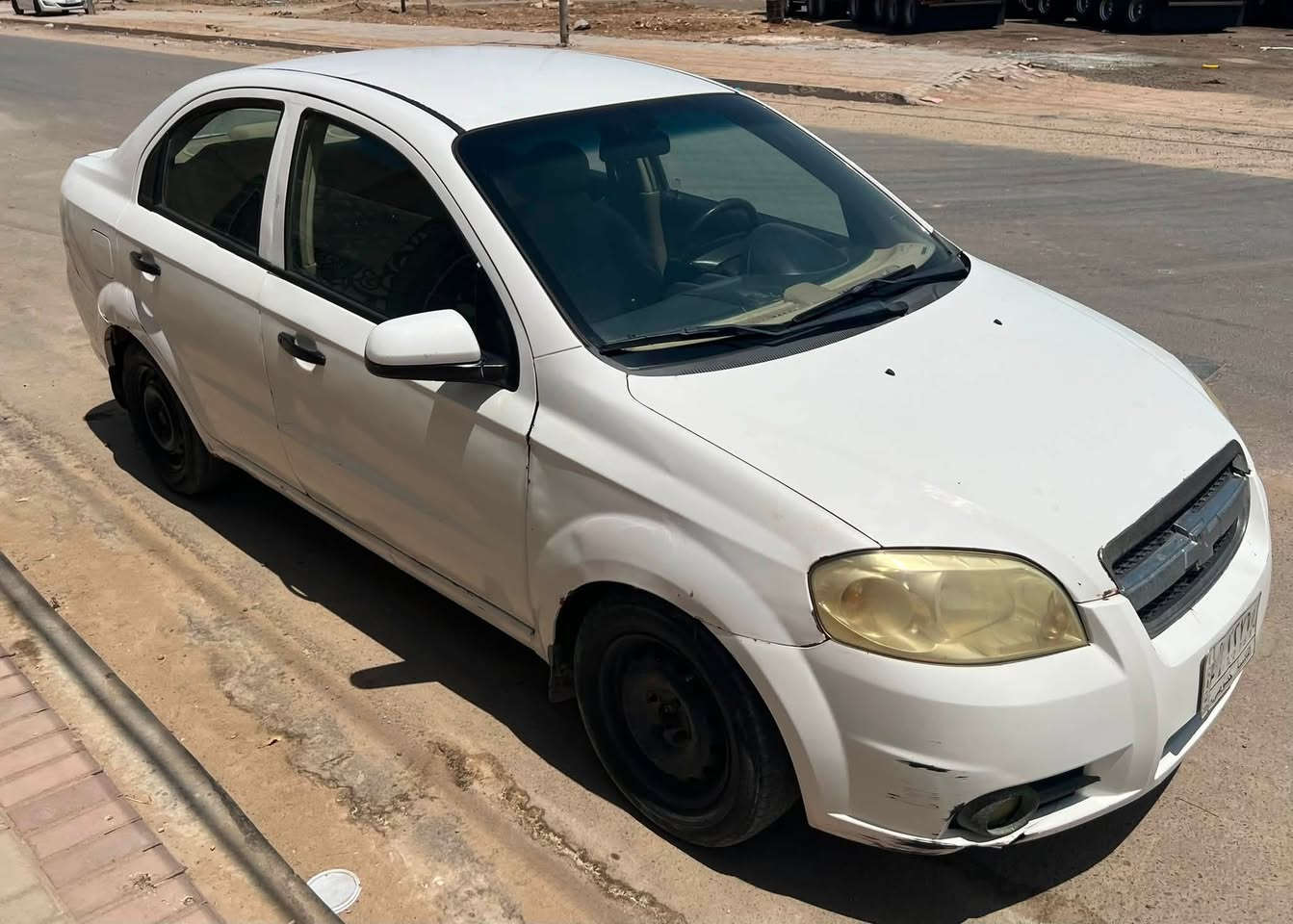 السلام عليكم
افيو موديل ٢٠١٠ 

بيها 

بنيد مبدل بدون ضربة 

باب السدو والباب الي خلفه والجاملخ مصلحات كما موضح 

وبيها عورات واضحات بالصور 

سنوية ساقطة 

حدادية تعبانة 

التبريد شغال 

السيارة عند رجال كبير هاملها 

ماشية ١٥٢ الف 

السعر ٥٢ وبيها مجال 

***********
