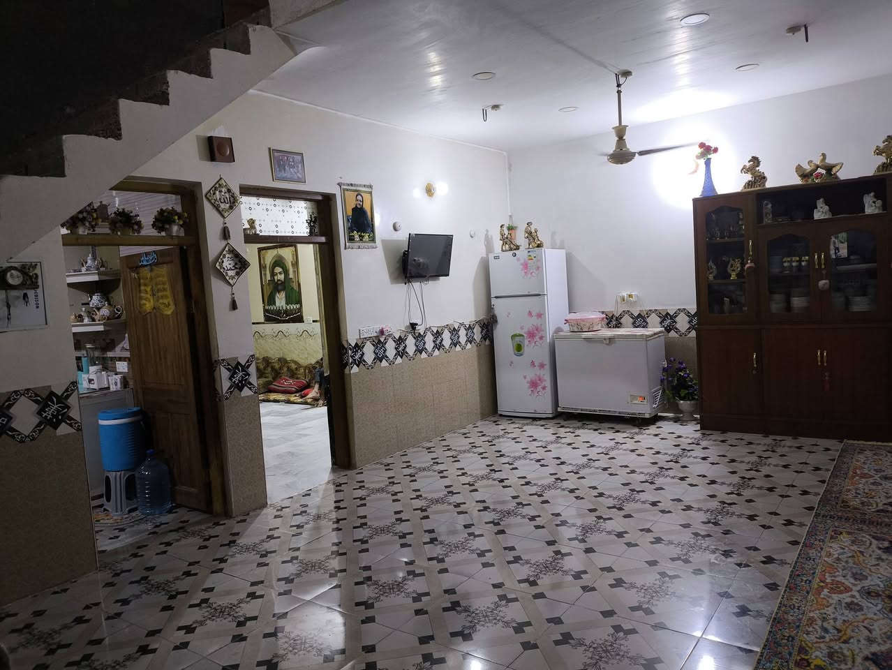 200متر طابقين بي 5غرف اثنين جوه و 3فوك ومطبخ واستقبال وصاله  الطابق الثاني يرادله ارضيه والجدار ملبوخ اسمنت والطابقه الاول كامل مكانه حي الجهاد سعره 160وقابل للتفاوض ***********

