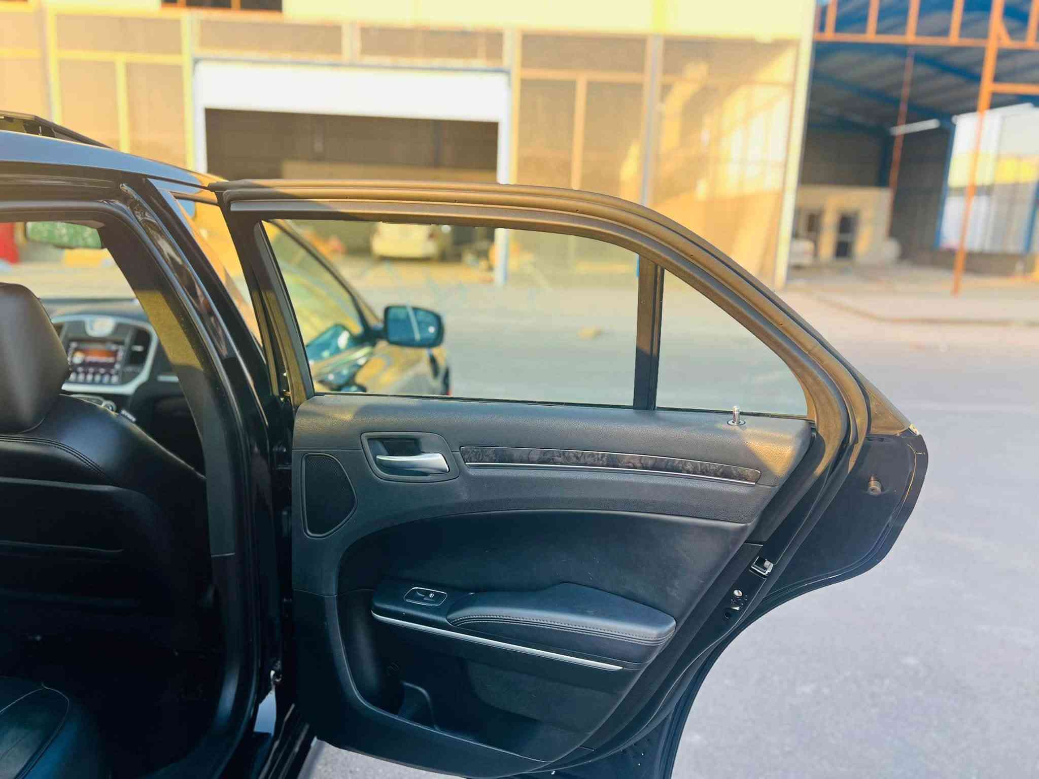 سلام عليكم اوباما كرايسلر
دخول جديد كتاب ظباط مرقمه (بغداد) 
اربع ارقام 
الحادث كلين فقط الدعاميه الخلفيه 
موديل 2023 اخر صدار 🪬🖤
مفتوحه 
فوريل فوريل السياره 
فوول الاخير 
تورنيج (L)
رادار امامي 
قياده ذاتيه
بنراما
كشنات خلفيه تدفئة الاماميه تدفئة تبريد 
خزن ميموري
سيترن كهرباء وتدفئة 
شاشه كاربلي 
حساسات خلفي مامي 
رادر جانبي
دمام 
زنون ابيض العدسه دواره
مكان السياره (بغداد)
الرقم ***********
