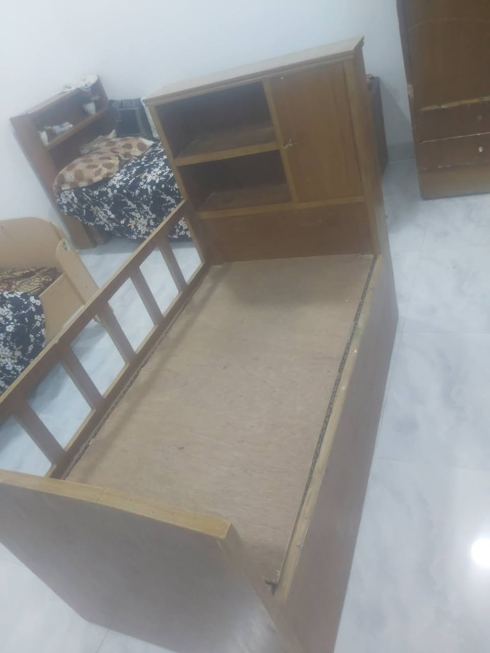 تخت مال اطفال للبيع السعر خمسين الف        رقم الهاتف *********** اسيا
