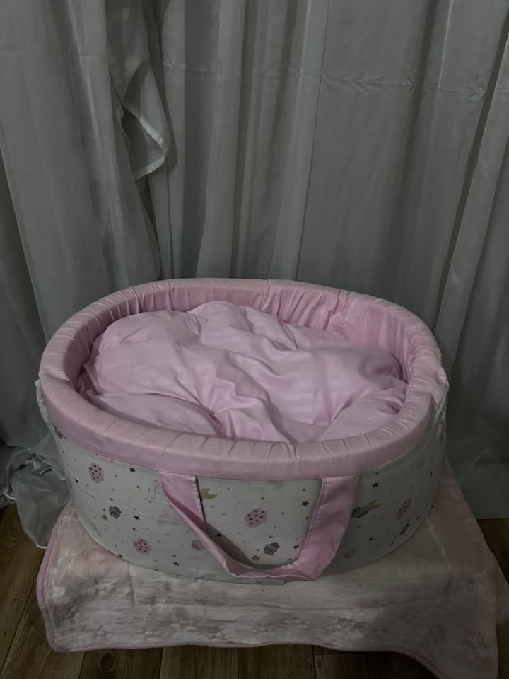 السلام عليكم
سيت كار (كرسي سيارة حديث ولادة ) ١٥ الاف 
بيبي نيست مع دوشك ومخدة ( كريكوت وردي بناتي ) ١٥ الاف 
طاولة خشب ثقيلة ومرتكزة (اني جنت مستخدمتها لوضع الكريكوت بصفي حتى يصير نفس ارتفاع السرير مالتي ) ٢٥ الف 

رقم واتساب 
***********
