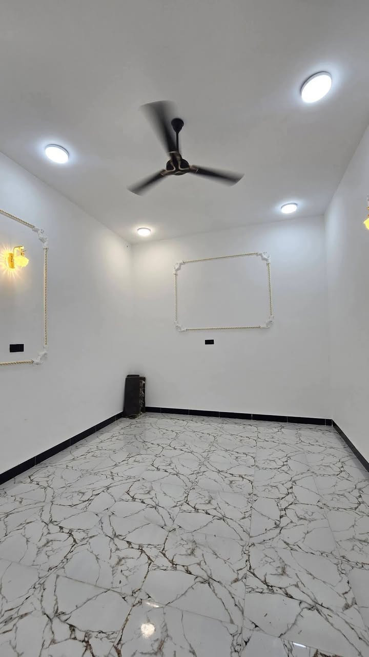 يتوفر دار سكن اللبيع
العنوان حمدان شارع المركز 
مقابيل صناعية حمدان 
نوع العقار طابو زراعي سند 25
المساحة 200متر 
يتكون 2قرفتين وصالة ديوانية صحيات مطبخ كراج 
بناء 2026
منطقة ومقاطعة جديدة 
سعر 90مليون وقابل التفاوض شي بصيط 
ستفسار ***********
ابو عباس
