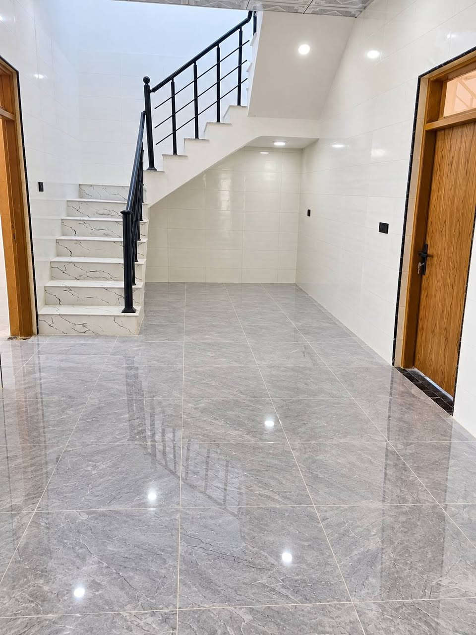 🏠 دار للبيع في الكوفة – علوة الفحل
📐 المساحة: 145 متر

✨ بيت جديد وغير مسكون، بناء درجة أولى، يتميز بـ:

أساس وسقف صب كونكريت

بناء طابوق نهروان

غرفتي نوم 🛏️

صالة

استقبال

مطبخ

حمامين 🚿

📜 نوع السند: طابو زراعي، سند 25، مرقم ومشمول بالتطويب.

📍 العنوان: الكوفة / علوة الفحل / شارع قاعة الحديد.

📞 للاستفسار والتفاصيل أكثر: ***********

🔑 الدار جاهز للسكن ومناسب للعوائل.

