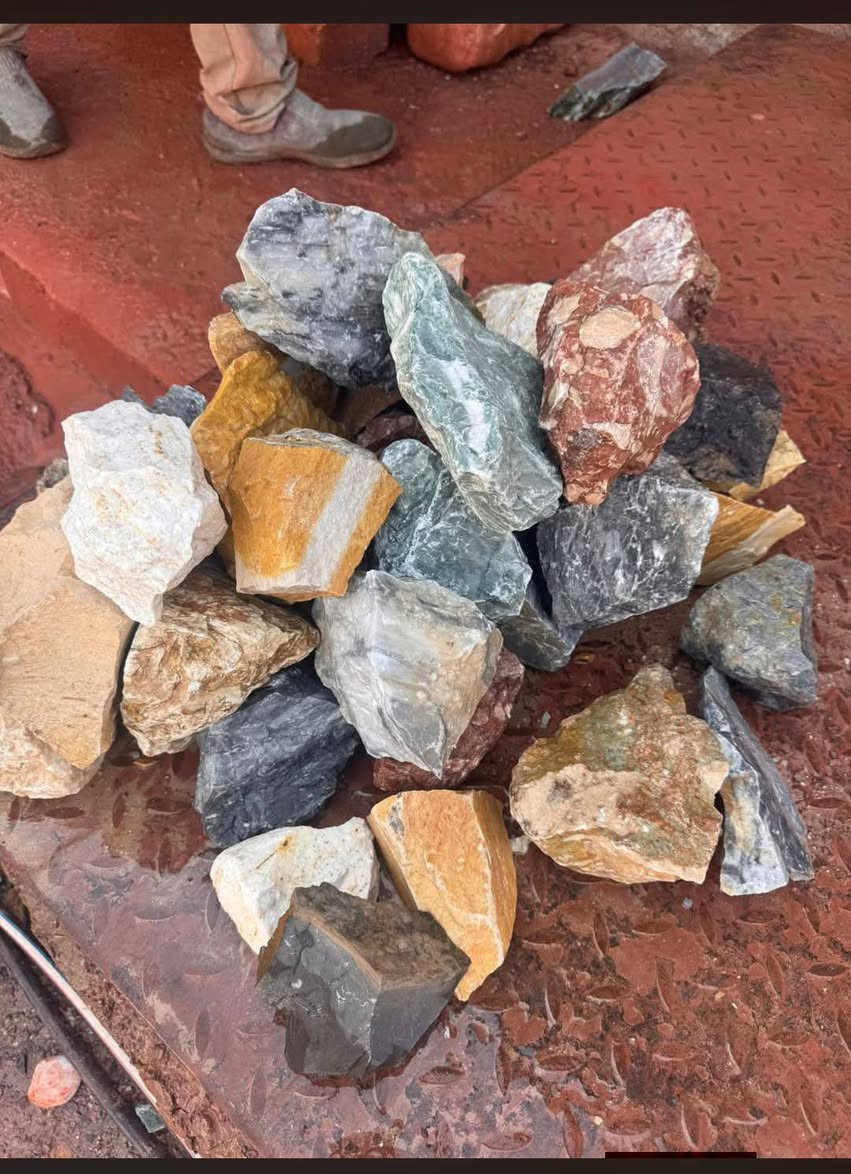 يوجد حجر للحدائق والديكورات بكل انواعه السعر ١٠ آلاف  للجيس الوحد
والتوصيل مجاني  الجملة سعر ٨ والتوصيل مجاني كل الأوان  
***********
