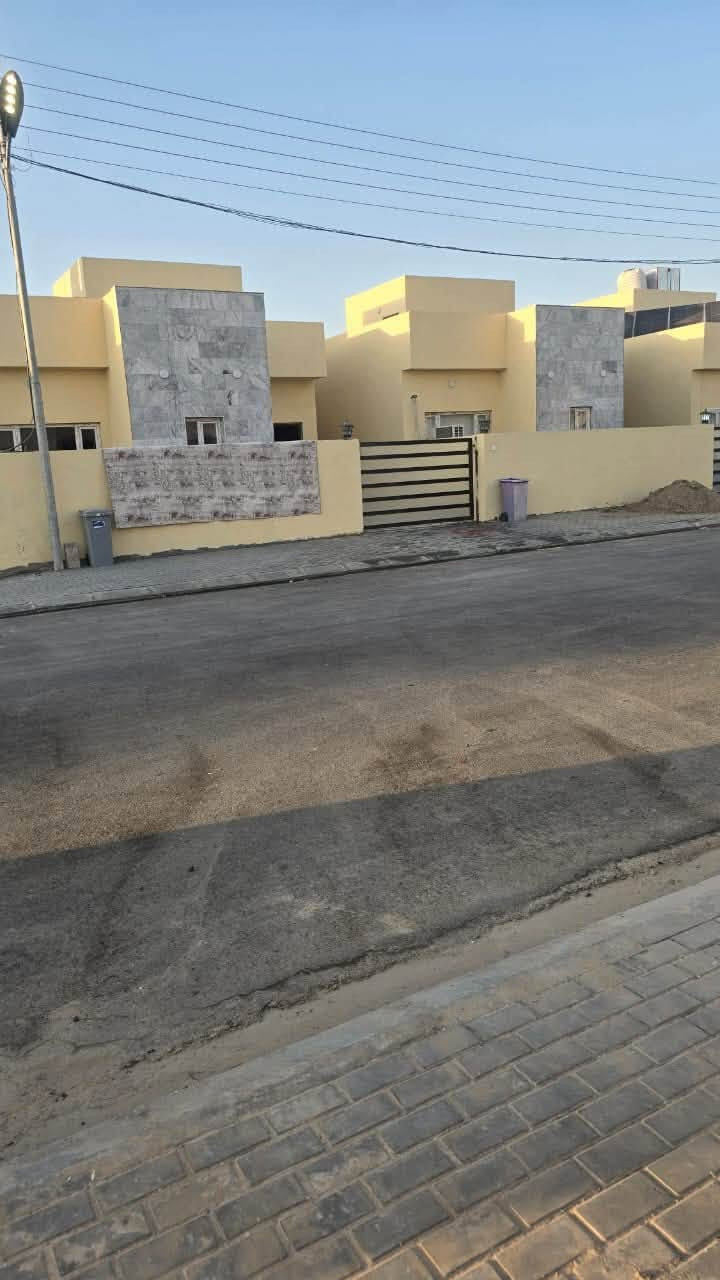 🏠دار للبيع مجمع سما تكريت زون اربعه مساحة الدار 200 م على شارع 15
متكون من مطبخ وصالة استقبال وغرفة نوم عدد2 صاله وسطيه ومجموعة صحيات 
لللستفسار والاتصال (مكتب عدنان للعقار)
هاتف ***********
او ***********
