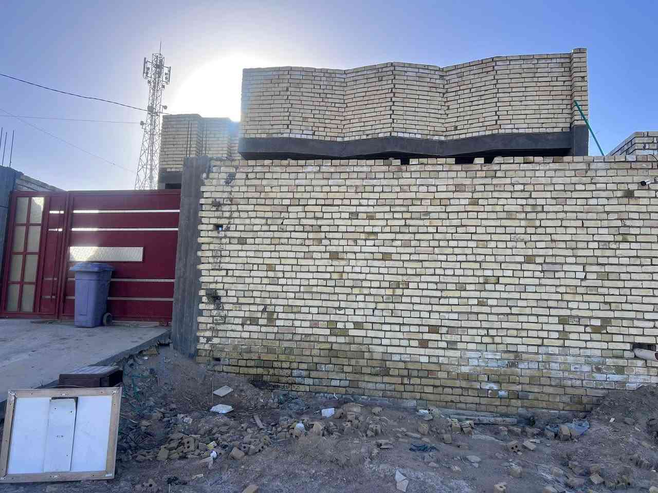 السلام عليكم 
طابو صرف     طابو صرف     طابو صرف 

يتوفر دار سكني طابو صرف للبيع مساحته 200م بناء سنة 2024 يحتوي على غرفتين نوم وصالة واستقبال ومطبخ حار وبارد ومجموعة صحية داخلية وخارجية وطارمة كبيره وحديقة موقعه في المسيب / قطع معمل سمنت السده تبعد 140 م عن الشارع العام السعر المطلوب للبيع 160 مليون تحويل باسم المشتري مباشرتا للاستفسار الاتصال بالرقم *********** او مراسلة الصفحة
